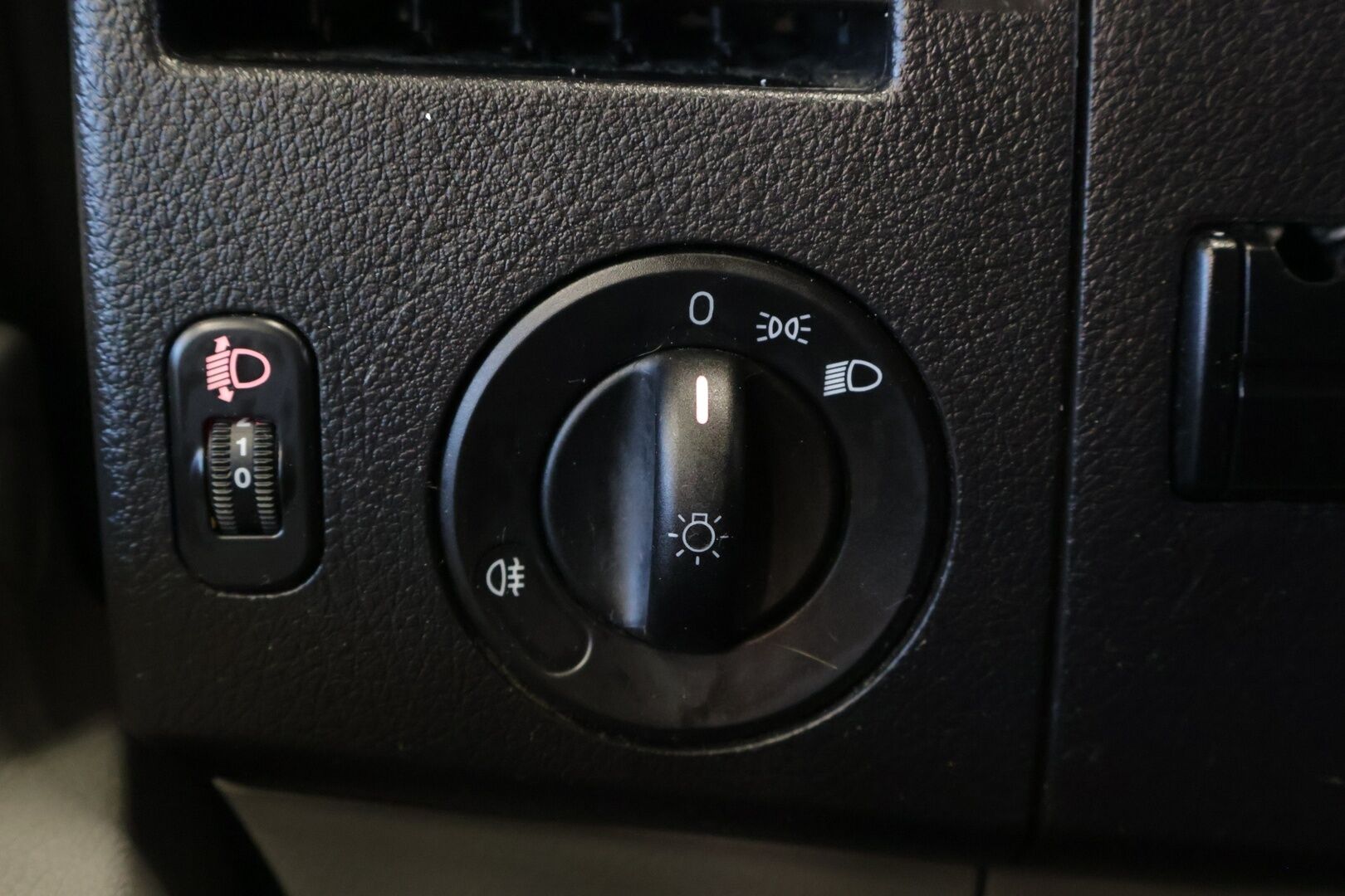 Volkswagen Crafter 2015 32 PRO 2,0 TDI 120 kW 3665 "City" *- YritysOutlet - Myydään vain yrityksille* Nostin/ 8+1 Paikkainen / Nahkapenkit ** - **Kahdet hyvät renkaat / Carsport / Sähköinen liukuovi**