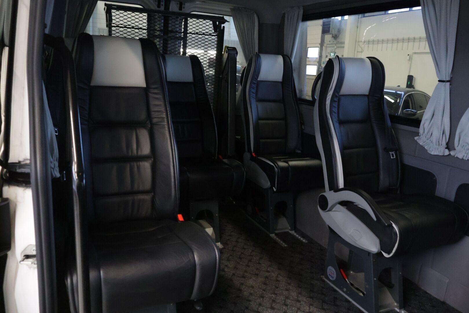 Volkswagen Crafter 2015 32 PRO 2,0 TDI 120 kW 3665 "City" *- YritysOutlet - Myydään vain yrityksille* Nostin/ 8+1 Paikkainen / Nahkapenkit ** - **Kahdet hyvät renkaat / Carsport / Sähköinen liukuovi**