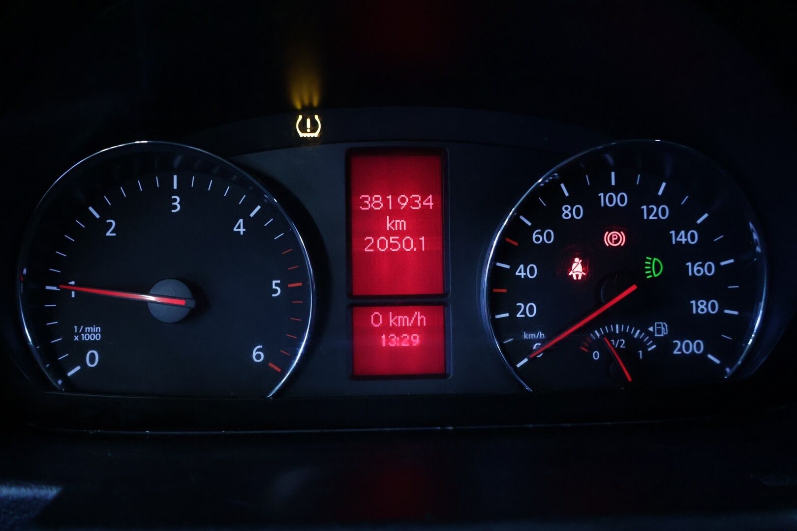 Volkswagen Crafter 2015 32 PRO 2,0 TDI 120 kW 3665 "City" *- YritysOutlet - Myydään vain yrityksille* Nostin/ 8+1 Paikkainen / Nahkapenkit ** - **Kahdet hyvät renkaat / Carsport / Sähköinen liukuovi**