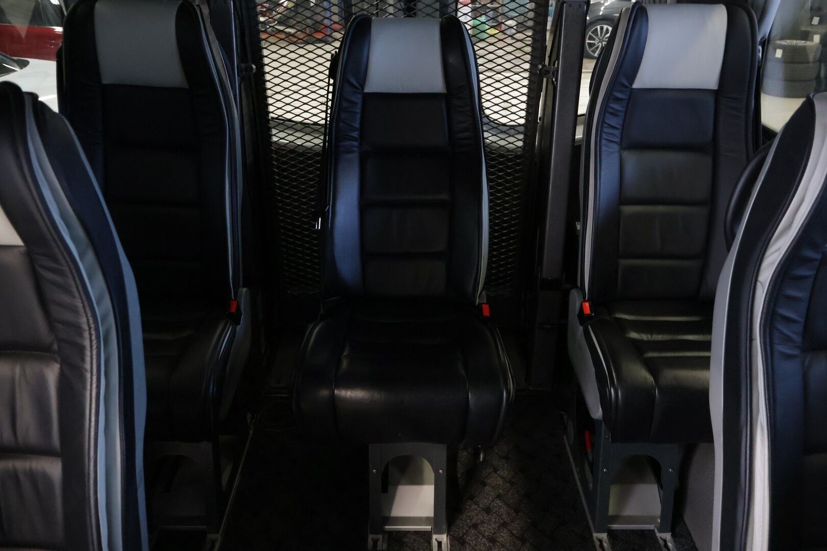 Volkswagen Crafter 2015 32 PRO 2,0 TDI 120 kW 3665 "City" *- YritysOutlet - Myydään vain yrityksille* Nostin/ 8+1 Paikkainen / Nahkapenkit ** - **Kahdet hyvät renkaat / Carsport / Sähköinen liukuovi**