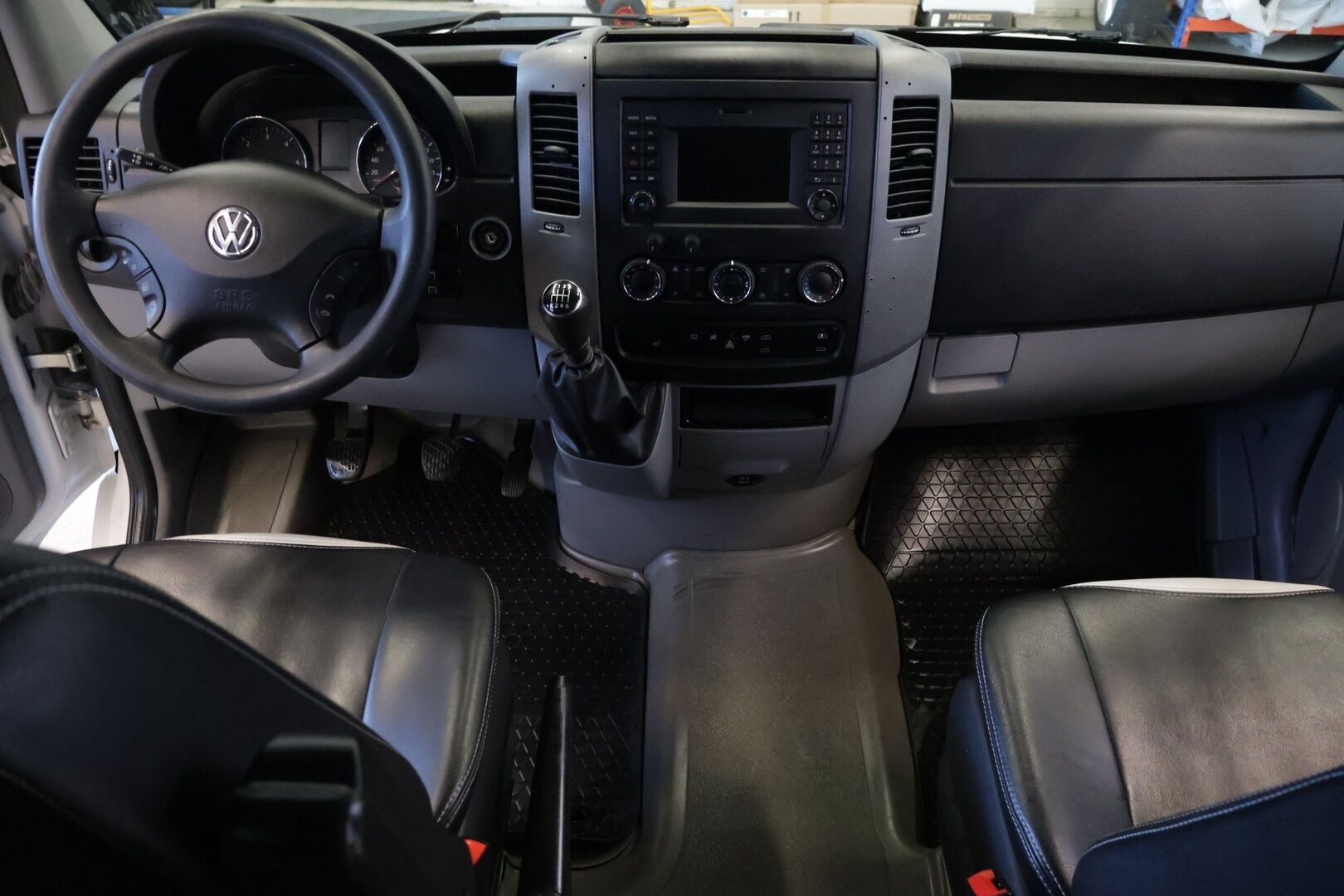 Volkswagen Crafter 2015 32 PRO 2,0 TDI 120 kW 3665 "City" *- YritysOutlet - Myydään vain yrityksille* Nostin/ 8+1 Paikkainen / Nahkapenkit ** - **Kahdet hyvät renkaat / Carsport / Sähköinen liukuovi**