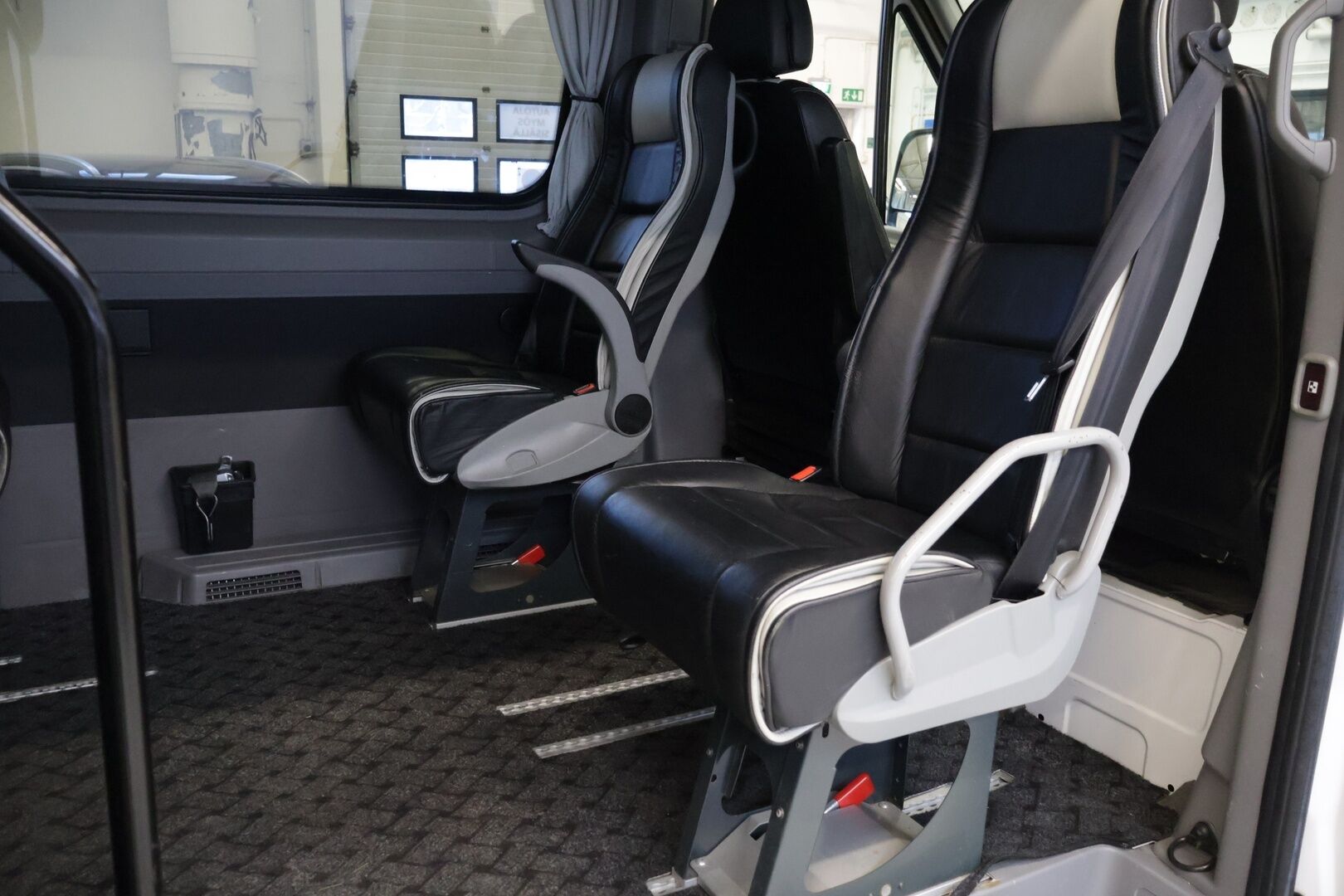 Volkswagen Crafter 2015 32 PRO 2,0 TDI 120 kW 3665 "City" *- YritysOutlet - Myydään vain yrityksille* Nostin/ 8+1 Paikkainen / Nahkapenkit ** - **Kahdet hyvät renkaat / Carsport / Sähköinen liukuovi**