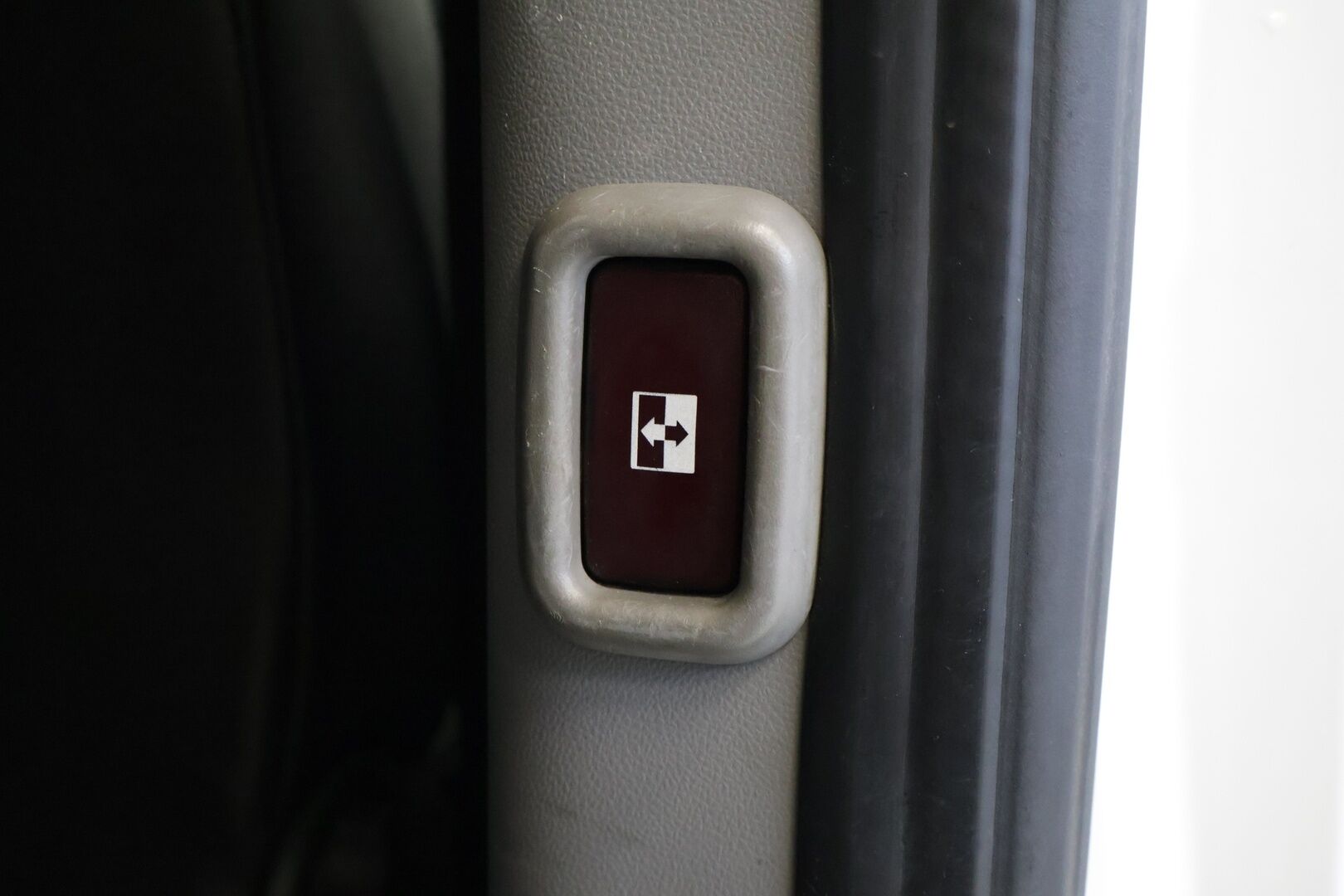 Volkswagen Crafter 2015 32 PRO 2,0 TDI 120 kW 3665 "City" *- YritysOutlet - Myydään vain yrityksille* Nostin/ 8+1 Paikkainen / Nahkapenkit ** - **Kahdet hyvät renkaat / Carsport / Sähköinen liukuovi**