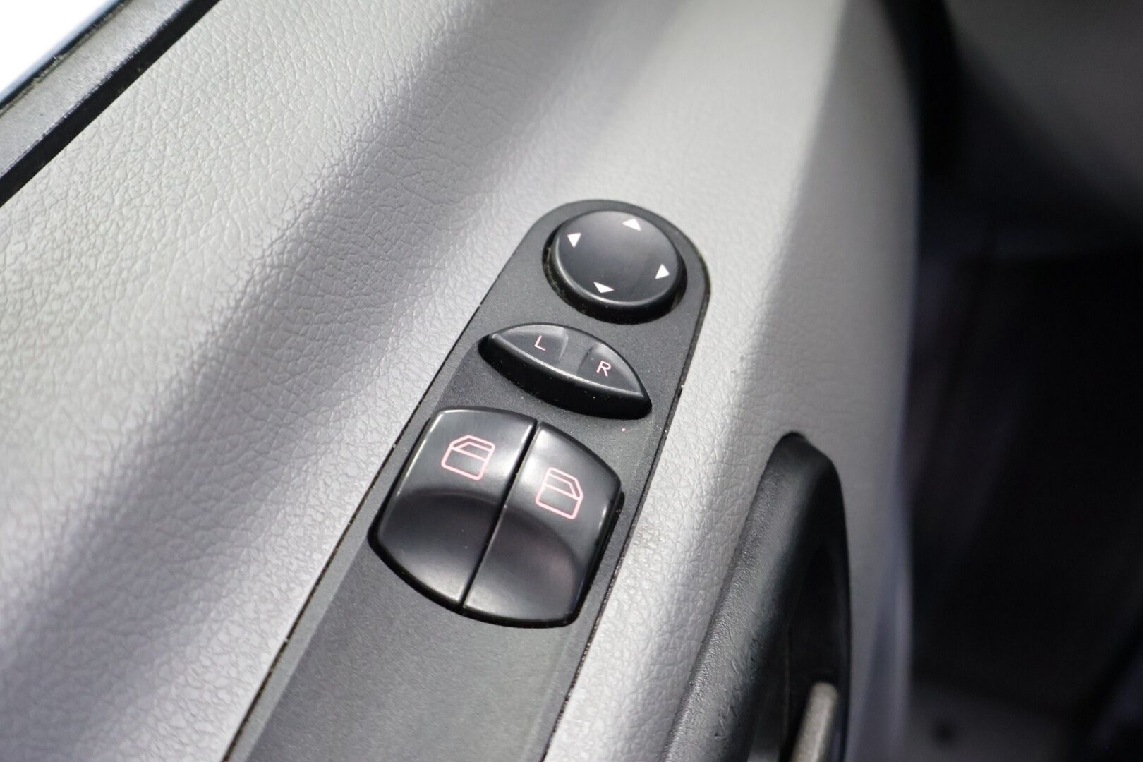 Volkswagen Crafter 2015 32 PRO 2,0 TDI 120 kW 3665 "City" *- YritysOutlet - Myydään vain yrityksille* Nostin/ 8+1 Paikkainen / Nahkapenkit ** - **Kahdet hyvät renkaat / Carsport / Sähköinen liukuovi**