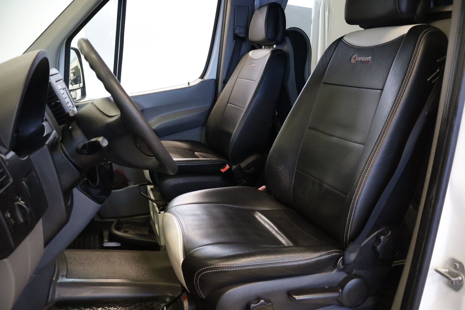 Volkswagen Crafter 2015 32 PRO 2,0 TDI 120 kW 3665 "City" *- YritysOutlet - Myydään vain yrityksille* Nostin/ 8+1 Paikkainen / Nahkapenkit ** - **Kahdet hyvät renkaat / Carsport / Sähköinen liukuovi**