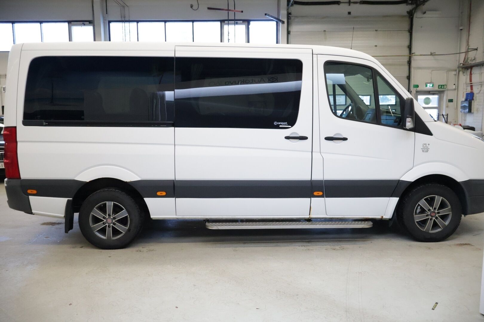 Volkswagen Crafter 2015 32 PRO 2,0 TDI 120 kW 3665 "City" *- YritysOutlet - Myydään vain yrityksille* Nostin/ 8+1 Paikkainen / Nahkapenkit ** - **Kahdet hyvät renkaat / Carsport / Sähköinen liukuovi**