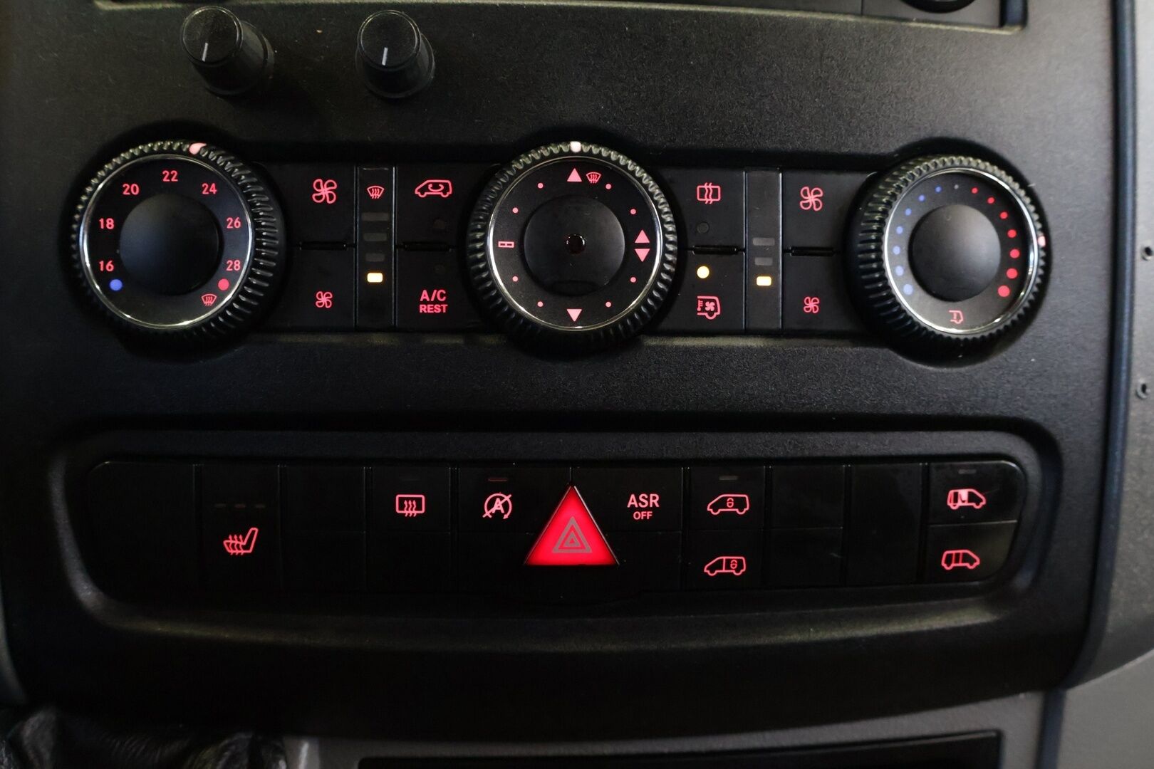 Volkswagen Crafter 2015 32 PRO 2,0 TDI 120 kW 3665 "City" *- YritysOutlet - Myydään vain yrityksille* Nostin/ 8+1 Paikkainen / Nahkapenkit ** - **Kahdet hyvät renkaat / Carsport / Sähköinen liukuovi**