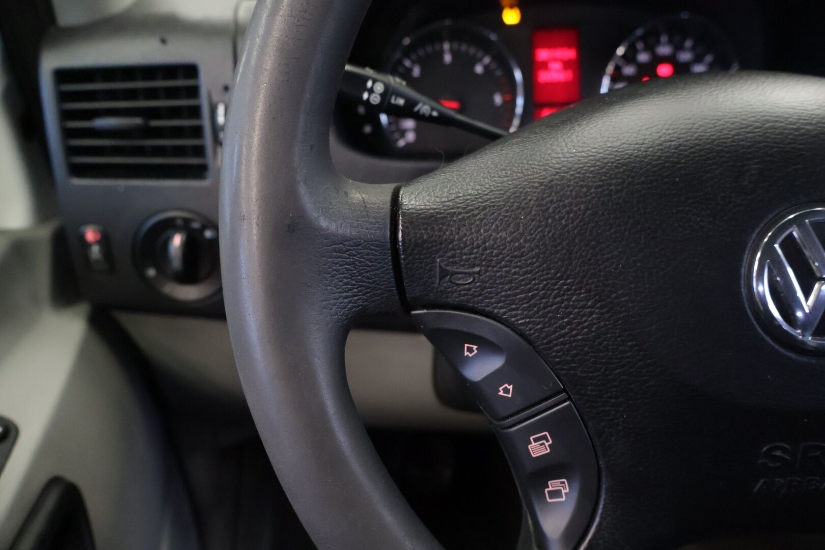 Volkswagen Crafter 2015 32 PRO 2,0 TDI 120 kW 3665 "City" *- YritysOutlet - Myydään vain yrityksille* Nostin/ 8+1 Paikkainen / Nahkapenkit ** - **Kahdet hyvät renkaat / Carsport / Sähköinen liukuovi**