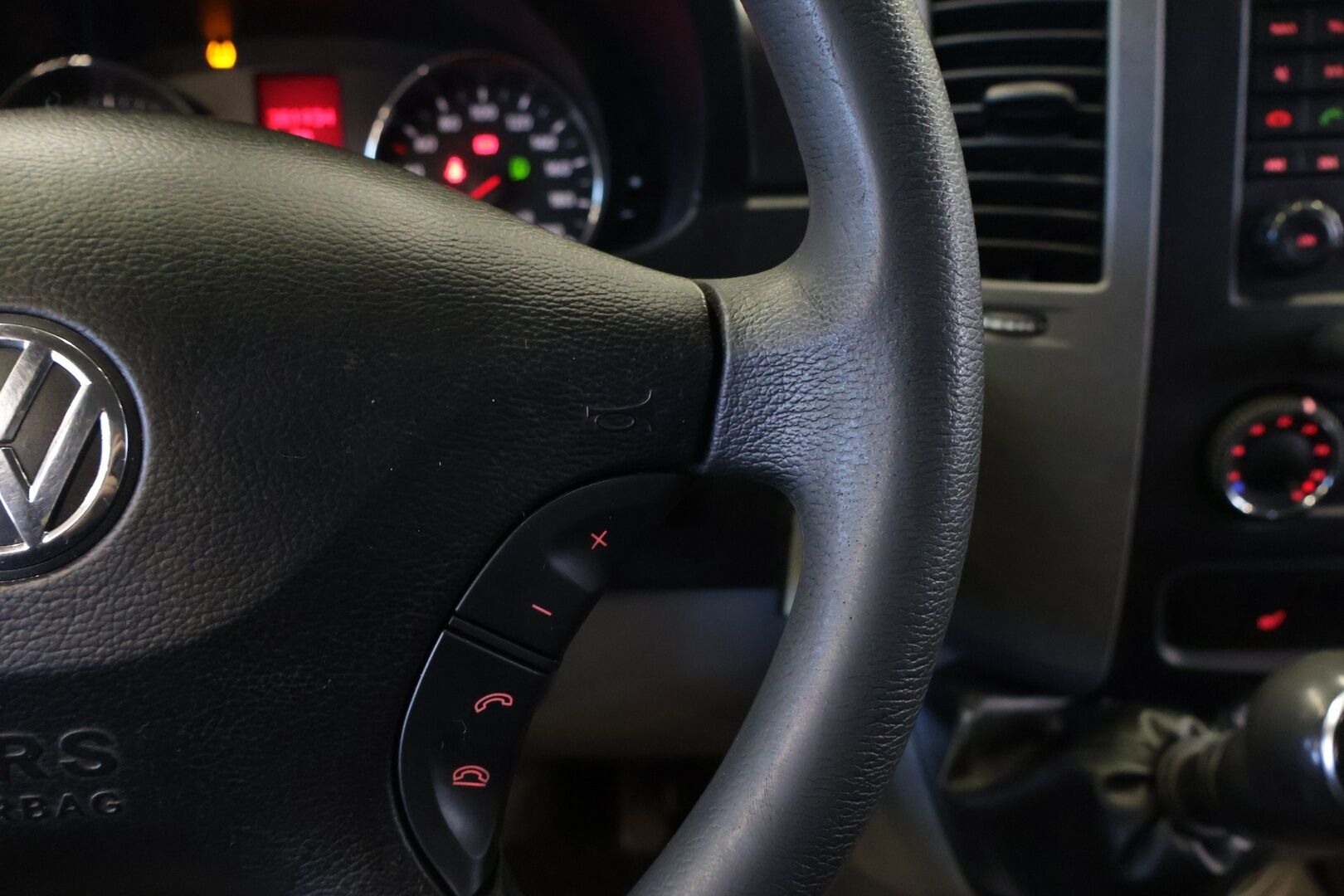 Volkswagen Crafter 2015 32 PRO 2,0 TDI 120 kW 3665 "City" *- YritysOutlet - Myydään vain yrityksille* Nostin/ 8+1 Paikkainen / Nahkapenkit ** - **Kahdet hyvät renkaat / Carsport / Sähköinen liukuovi**