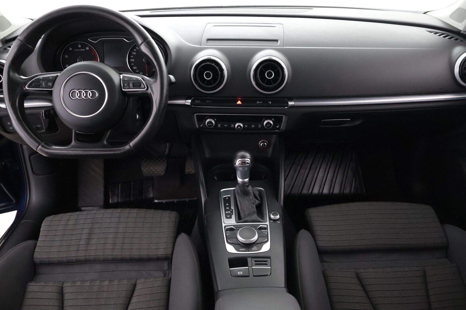 Audi A3 2015 Sedan Business Sport 1,4 TFSI COD 110 kW ultra S tronic - Koukku | Vakkari | Tutka | Bluetooth | Upea väri | Kahdet renkaat vanteineen | Suomi-auto