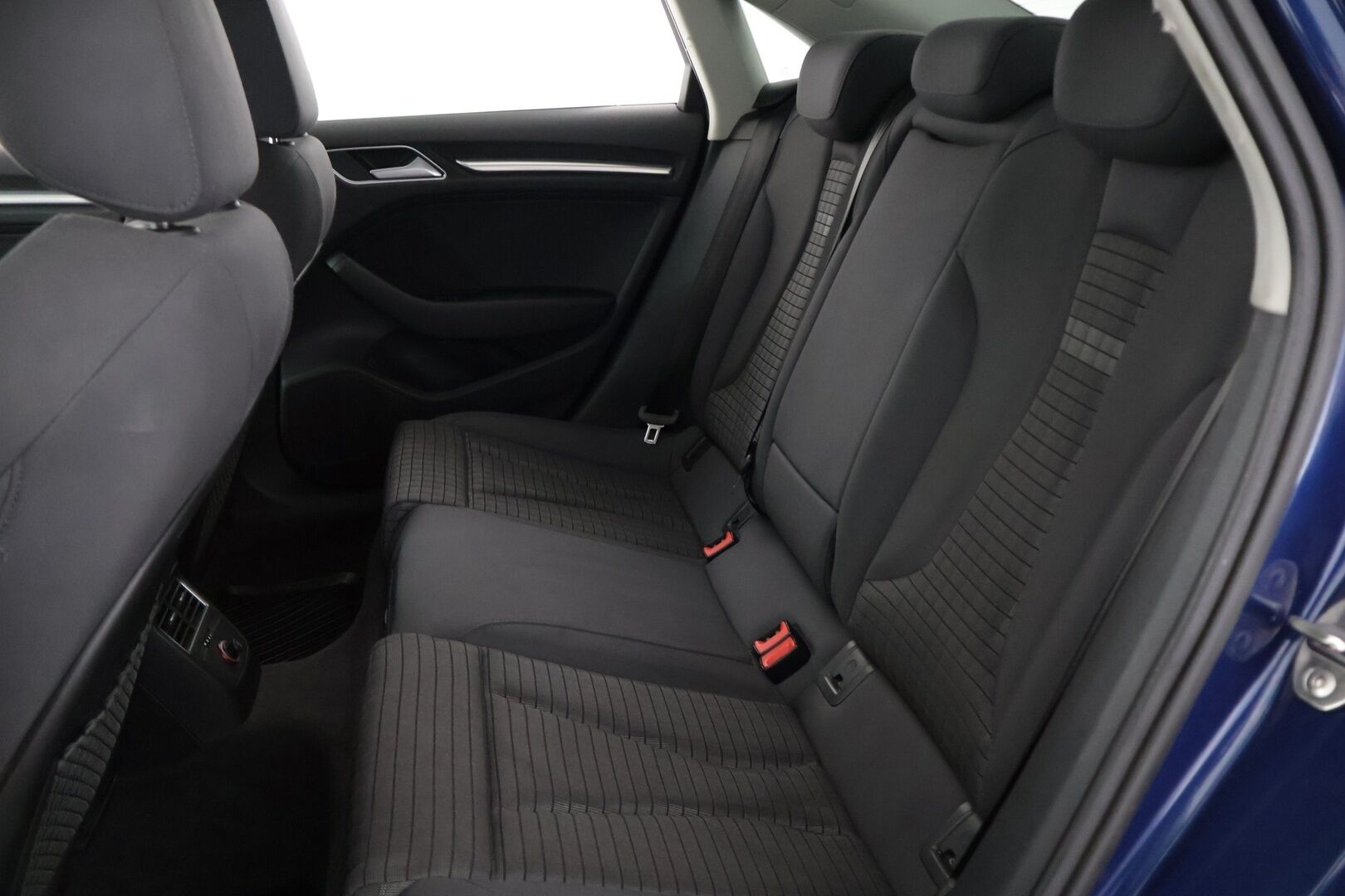 Audi A3 2015 Sedan Business Sport 1,4 TFSI COD 110 kW ultra S tronic - Koukku | Vakkari | Tutka | Bluetooth | Upea väri | Kahdet renkaat vanteineen | Suomi-auto