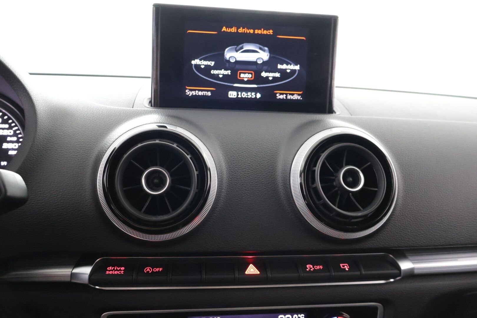 Audi A3 2015 Sedan Business Sport 1,4 TFSI COD 110 kW ultra S tronic - Koukku | Vakkari | Tutka | Bluetooth | Upea väri | Kahdet renkaat vanteineen | Suomi-auto