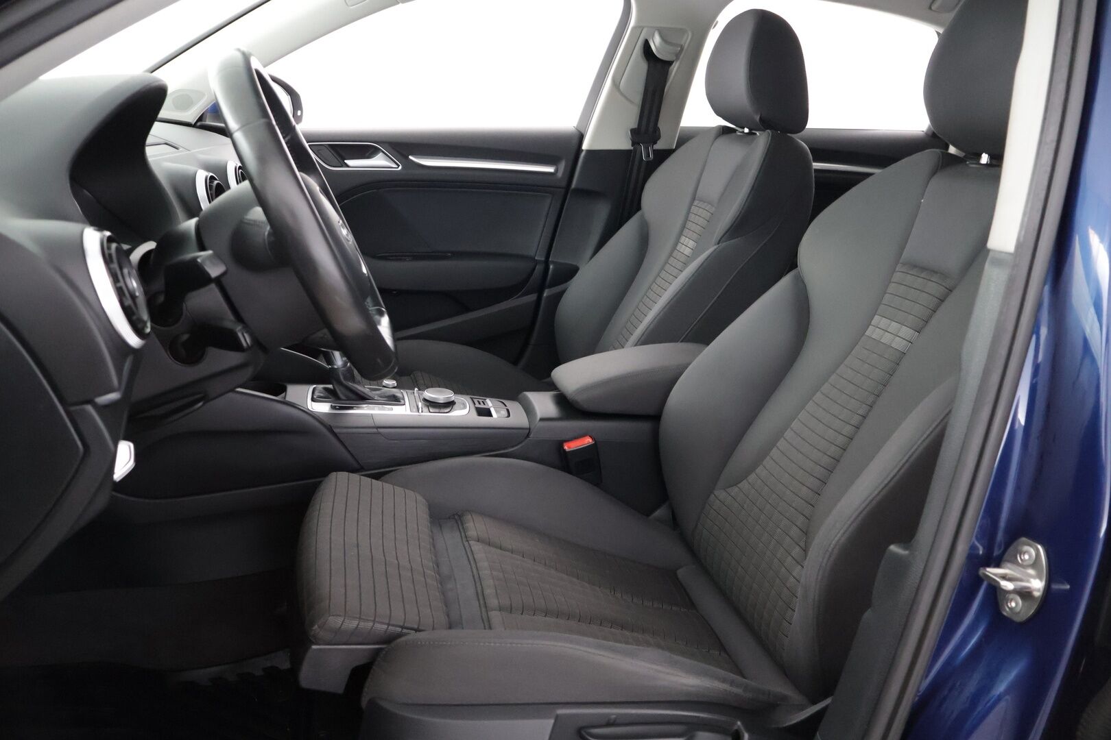 Audi A3 2015 Sedan Business Sport 1,4 TFSI COD 110 kW ultra S tronic - Koukku | Vakkari | Tutka | Bluetooth | Upea väri | Kahdet renkaat vanteineen | Suomi-auto