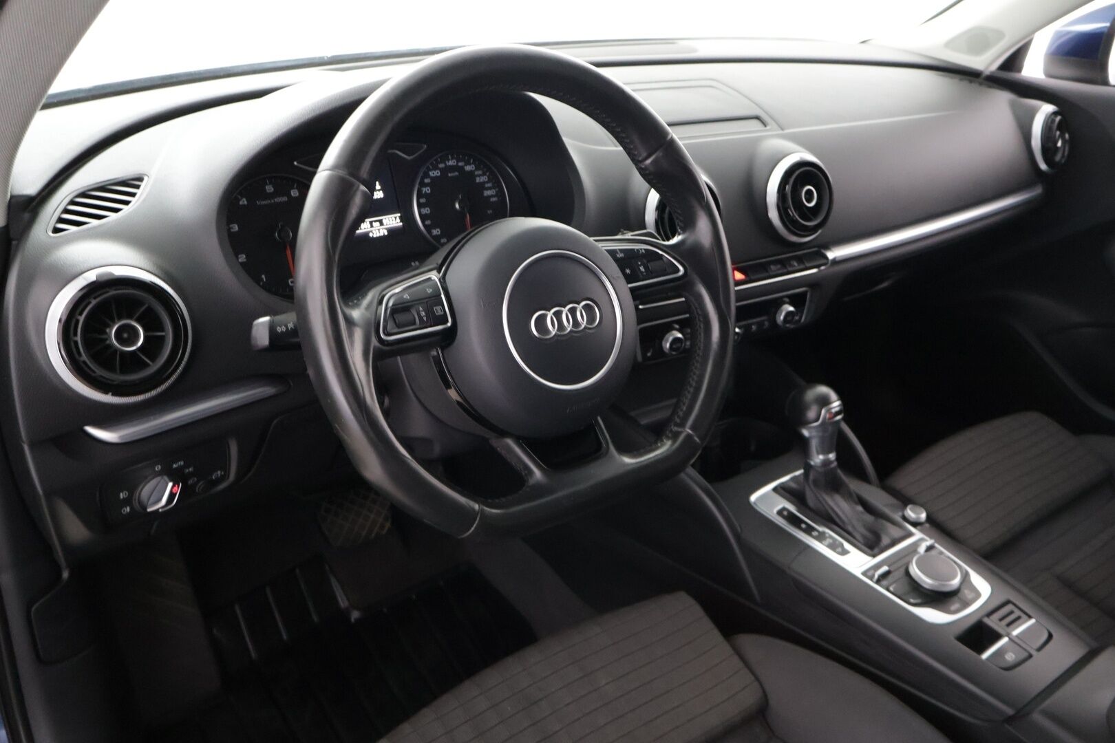 Audi A3 2015 Sedan Business Sport 1,4 TFSI COD 110 kW ultra S tronic - Koukku | Vakkari | Tutka | Bluetooth | Upea väri | Kahdet renkaat vanteineen | Suomi-auto
