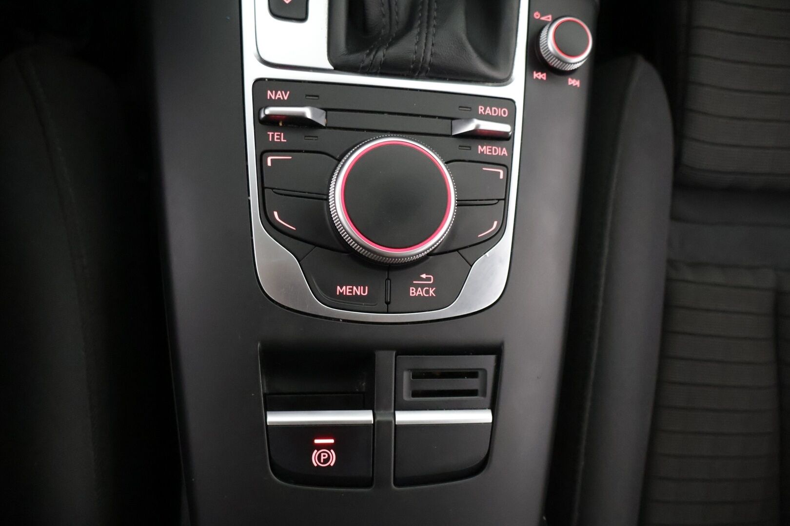 Audi A3 2015 Sedan Business Sport 1,4 TFSI COD 110 kW ultra S tronic - Koukku | Vakkari | Tutka | Bluetooth | Upea väri | Kahdet renkaat vanteineen | Suomi-auto