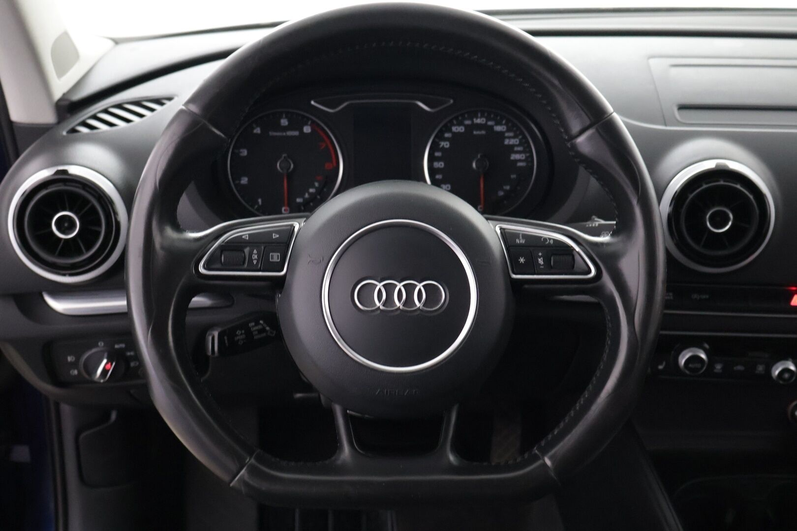 Audi A3 2015 Sedan Business Sport 1,4 TFSI COD 110 kW ultra S tronic - Koukku | Vakkari | Tutka | Bluetooth | Upea väri | Kahdet renkaat vanteineen | Suomi-auto