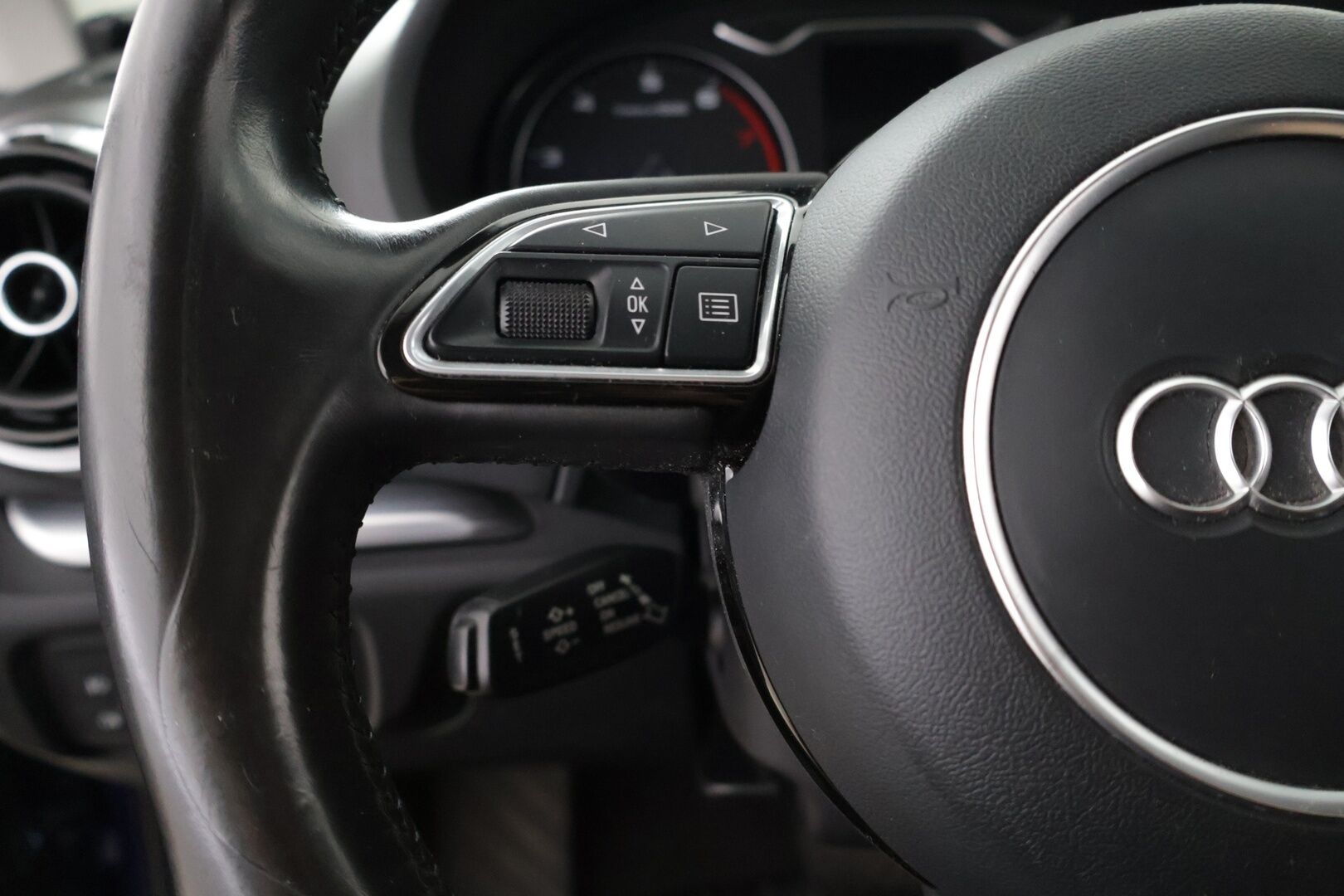 Audi A3 2015 Sedan Business Sport 1,4 TFSI COD 110 kW ultra S tronic - Koukku | Vakkari | Tutka | Bluetooth | Upea väri | Kahdet renkaat vanteineen | Suomi-auto