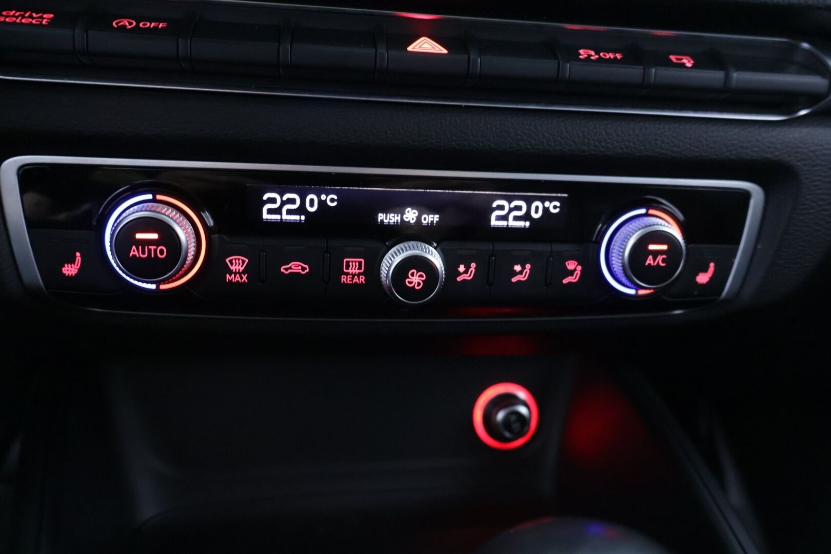 Audi A3 2015 Sedan Business Sport 1,4 TFSI COD 110 kW ultra S tronic - Koukku | Vakkari | Tutka | Bluetooth | Upea väri | Kahdet renkaat vanteineen | Suomi-auto