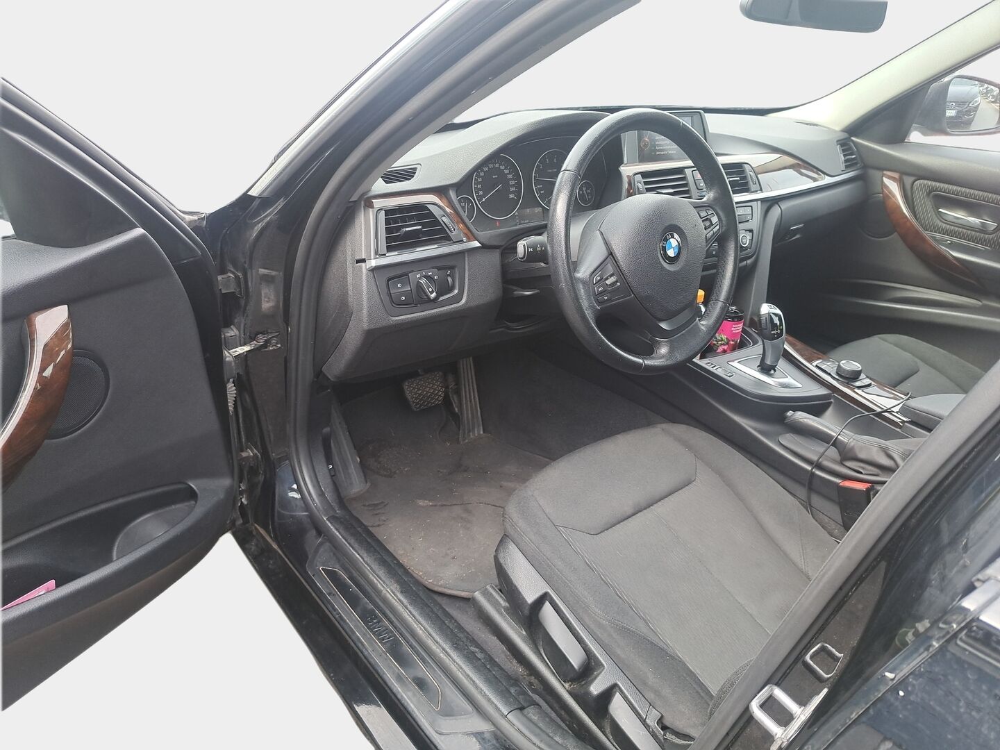 BMW 320 2015 F30 Sedan 320i A Business - | Suomi-auto | Lohkolämmitin | Tutkat takana | Xenon | Vakkari | Penkinlämmittimet edessä | 2x renkaat aluvanteilla |