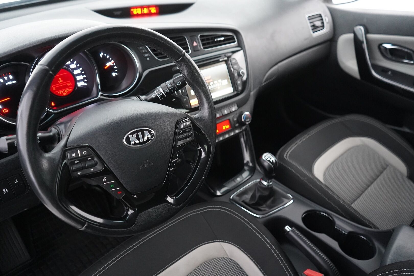 Kia cee'd 2015 1,6 ISG EX SW EcoDynamics *Ratinlämmitin / Kamera / Lohko / Cruise* - Suomi-auto / Kahdet hyvät renkaat / Viimeisin huolto 195tkm