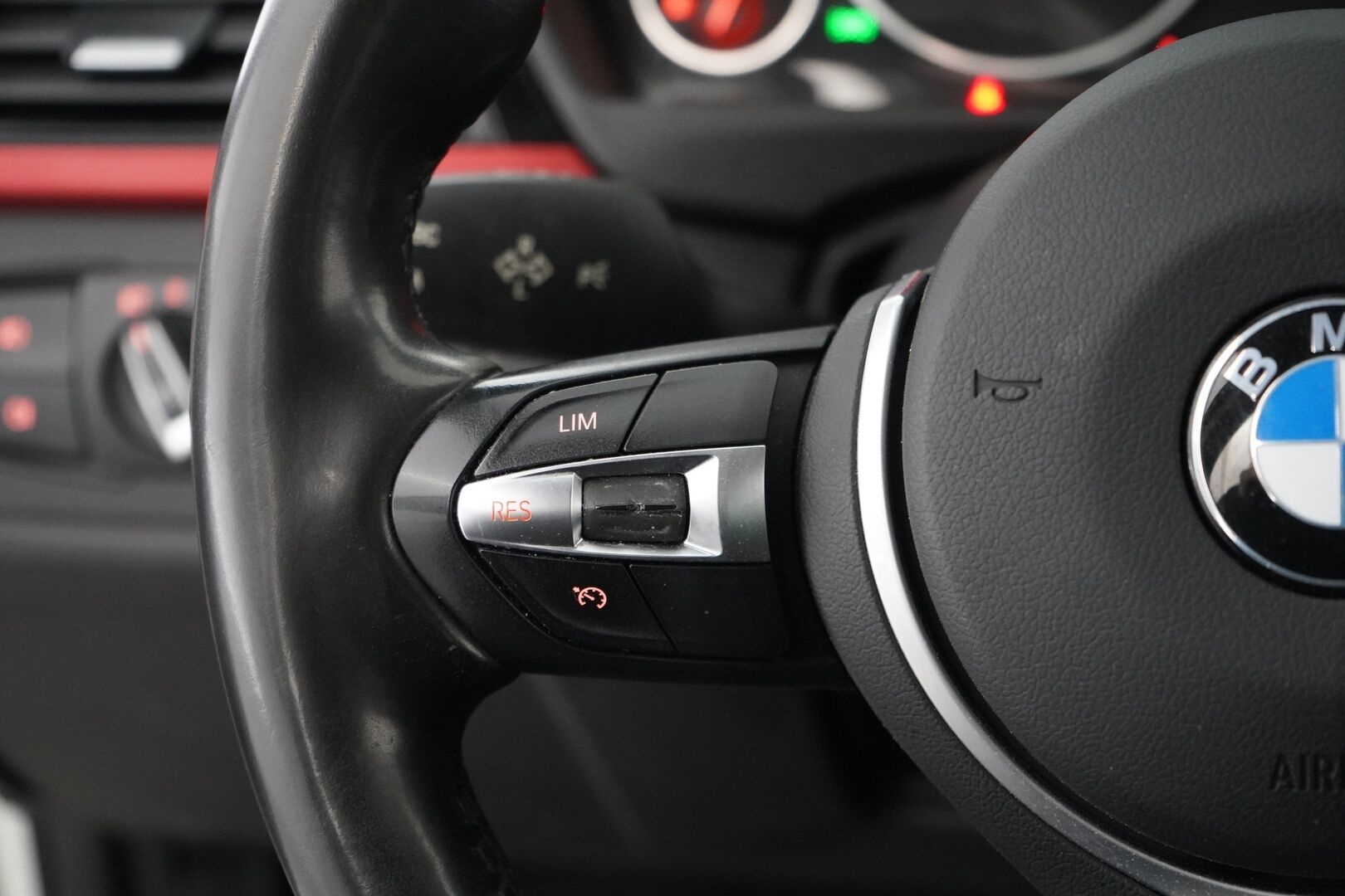 BMW 320 2015 F30 Sedan 320d TwinPower Turbo A xSport Edition * Koukku / Vakkari / Bluetooth / Penkinlämmittimet / Lohko * - Suomi-auto / Juuri katsastettu / Kahdet OEM vanteet / Viimeisin huolto 184tkm