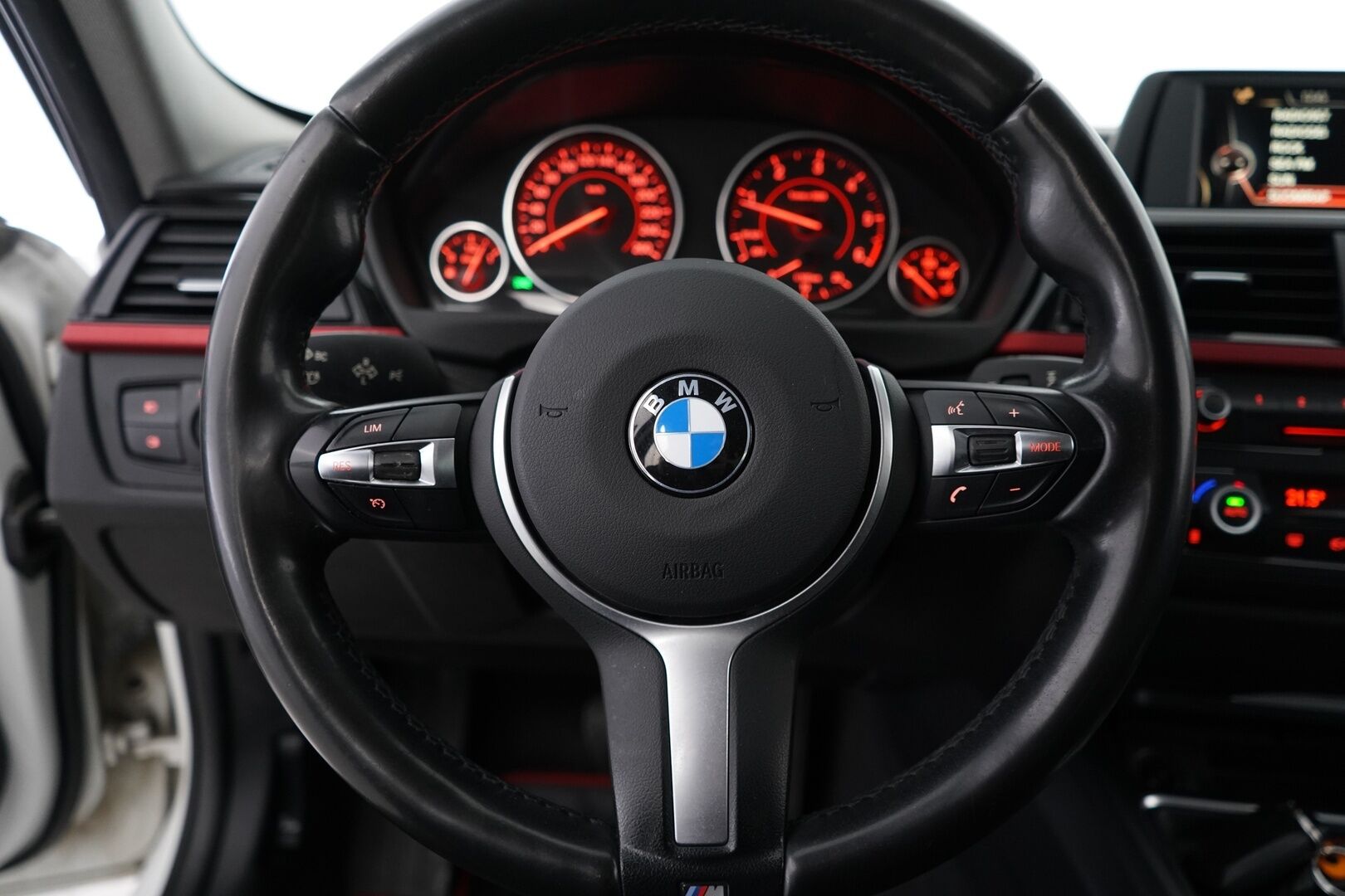 BMW 320 2015 F30 Sedan 320d TwinPower Turbo A xSport Edition * Koukku / Vakkari / Bluetooth / Penkinlämmittimet / Lohko * - Suomi-auto / Juuri katsastettu / Kahdet OEM vanteet / Viimeisin huolto 184tkm