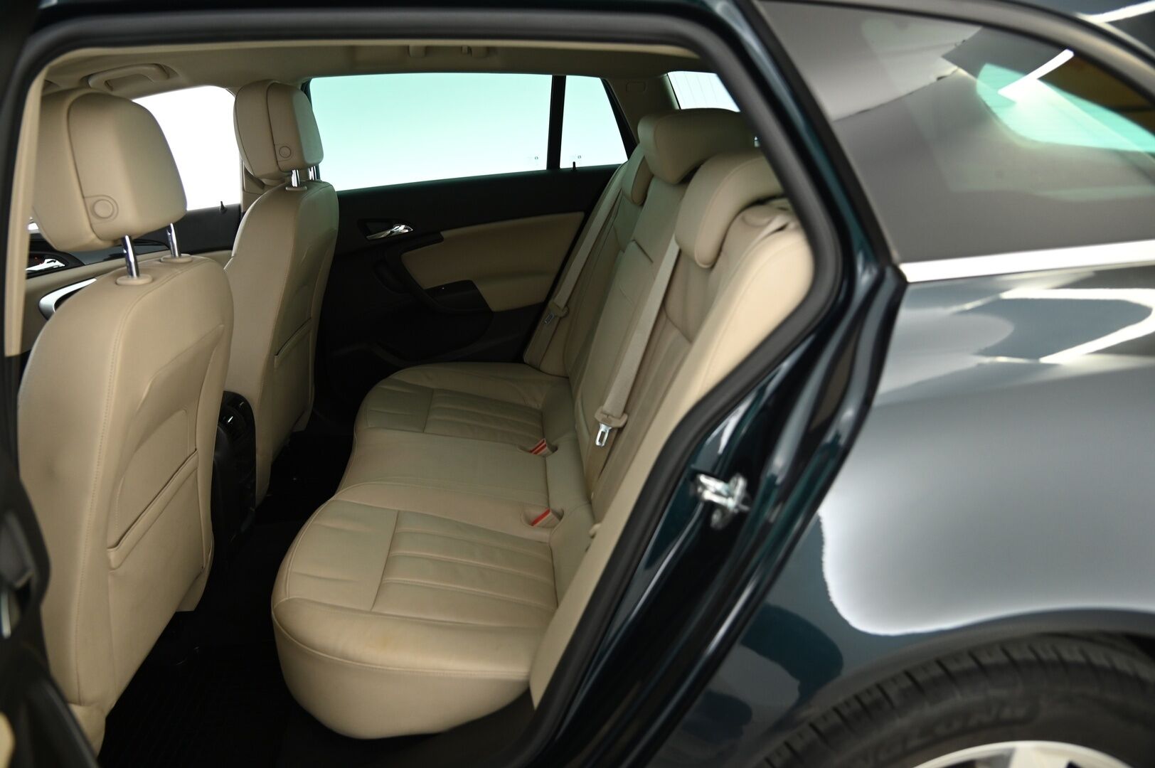 Opel Insignia 2015 Sports Tourer Edition 2,0 Turbo 4x4 184kW AT6 *Digimittari / Nahat / Navi / Touchpad / Koukku / Lohko+sis.p / P.tutka* - Juuri katsastettu / Suomi-auto / Ripeä perhe farkku 250hv hyvillä varusteilla! - HULLU BLACKWEEK KORKOTARJOUS 2,49%