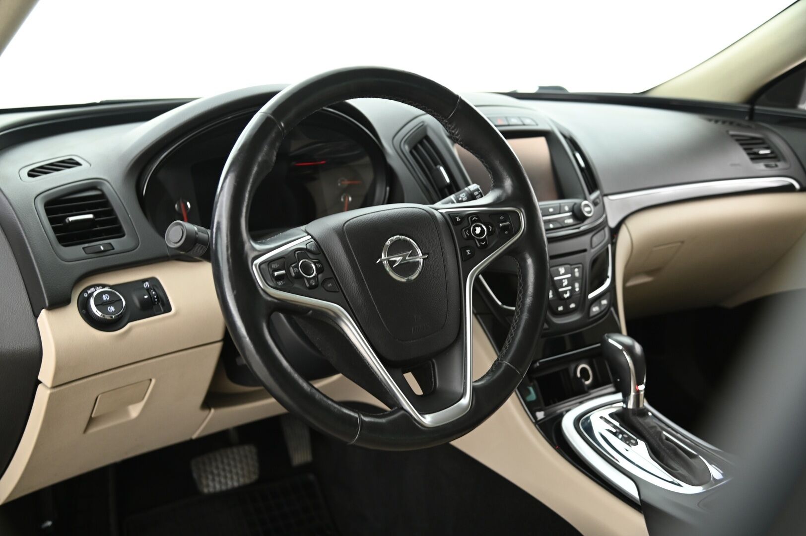 Opel Insignia 2015 Sports Tourer Edition 2,0 Turbo 4x4 184kW AT6 *Digimittari / Nahat / Navi / Touchpad / Koukku / Lohko+sis.p / P.tutka* - Ripeä perhe farkku 250hv hyvillä varusteilla! Vasta huollettu! 