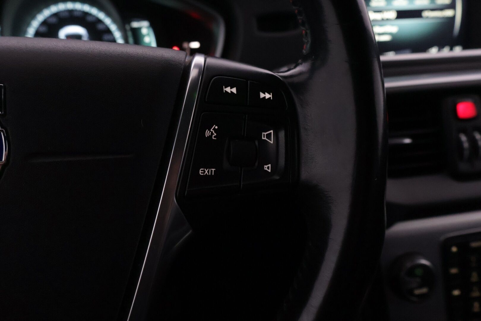 Volvo V40 Cross Country 2015 T5 AWD Business Ocean Race Polestar aut *Webasto / Adapt.Vakkari / VOC / BLIS / Navi / Koukku* - Suomiauto / Hyvä huoltohistoria / Kahdet Volvon alumiinivanteet / Hyvät nastarenkaat