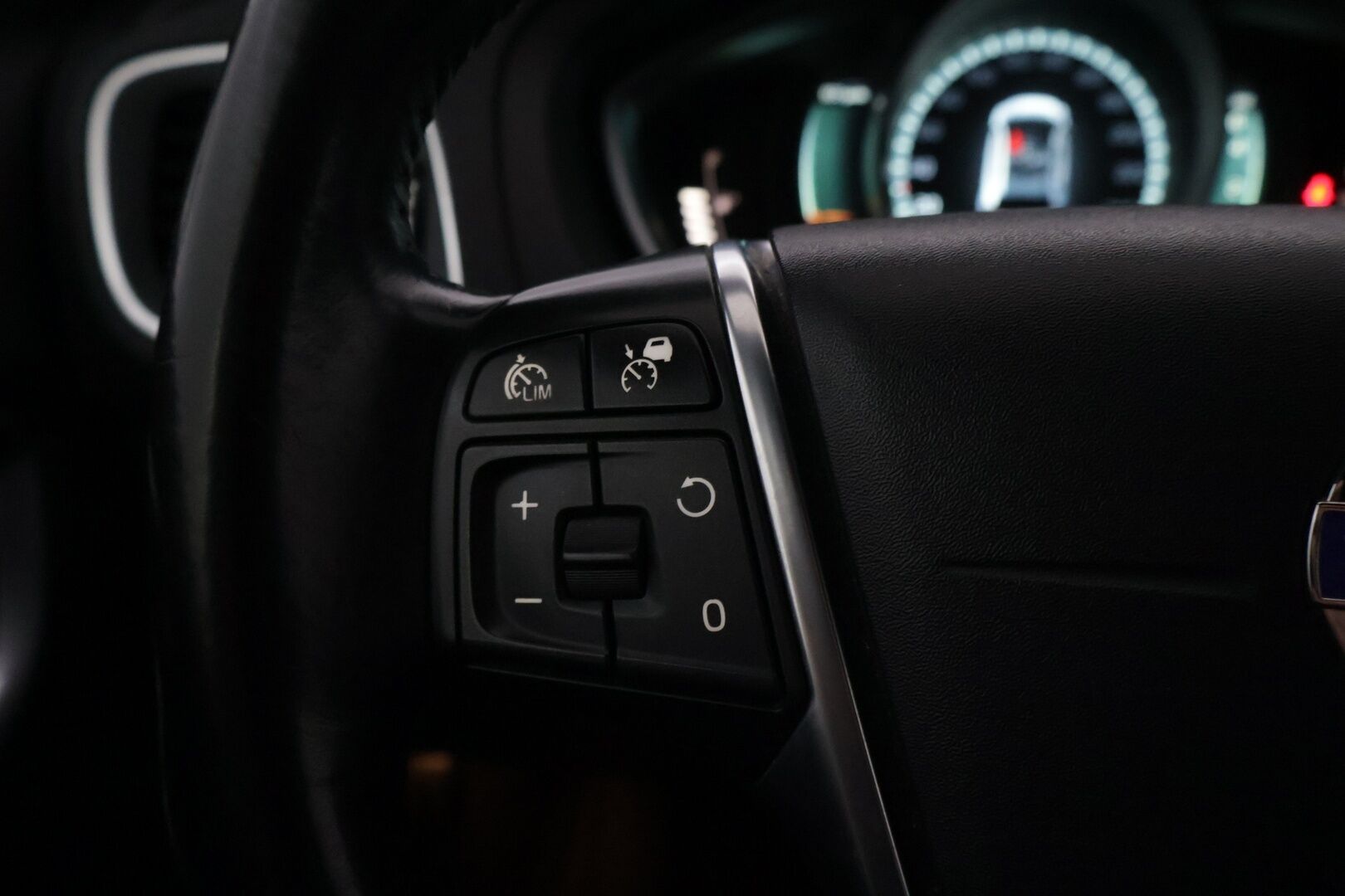 Volvo V40 Cross Country 2015 T5 AWD Business Ocean Race Polestar aut *Webasto / Adapt.Vakkari / VOC / BLIS / Navi / Koukku* - Suomiauto / Hyvä huoltohistoria / Kahdet Volvon alumiinivanteet / Hyvät nastarenkaat