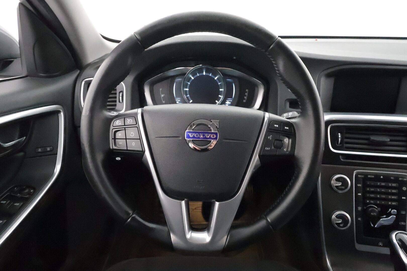 Volvo V60 2016 D4 AWD Business aut **Suomi-auto / Facelift / Webasto / Navi / Vakkari / Xenon / VOC / Bluetooth**