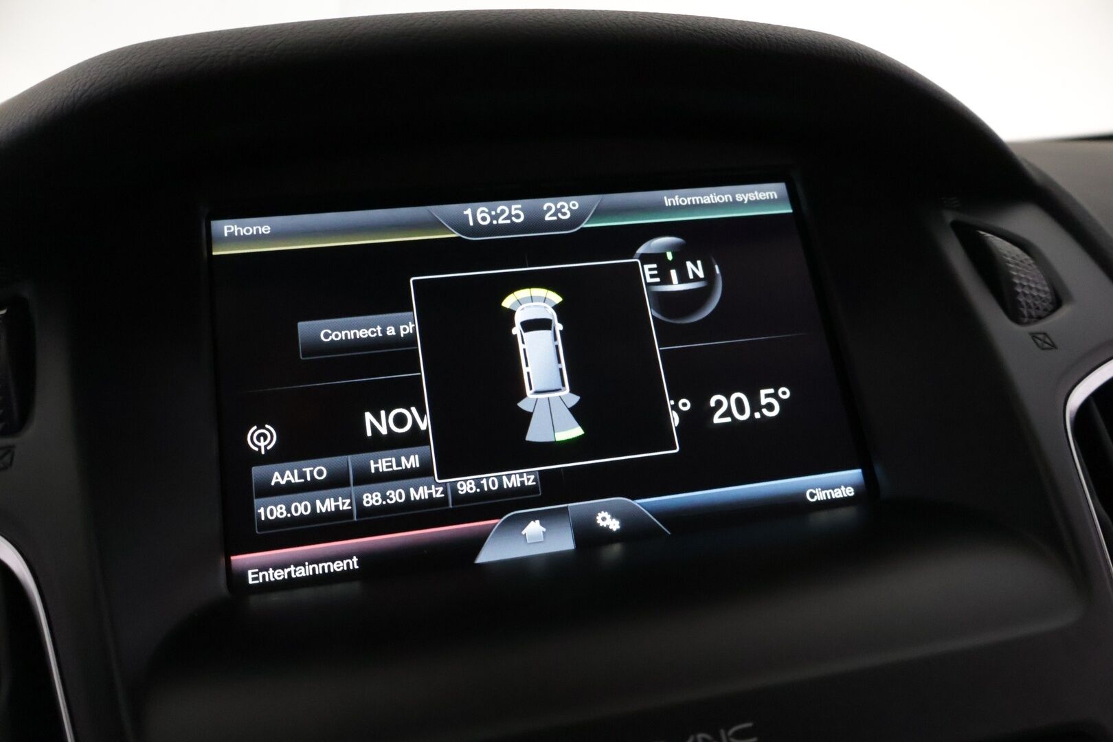 Ford Focus 2015 1,0 EcoBoost 125 hv Start/Stop M6 Titanium Wagon * Webasto / Tutkat / Lämmitettävä lasi / Xenon / Park assist * - * Suomi-auto / Kahdet renkaat / Merkkihuollot *