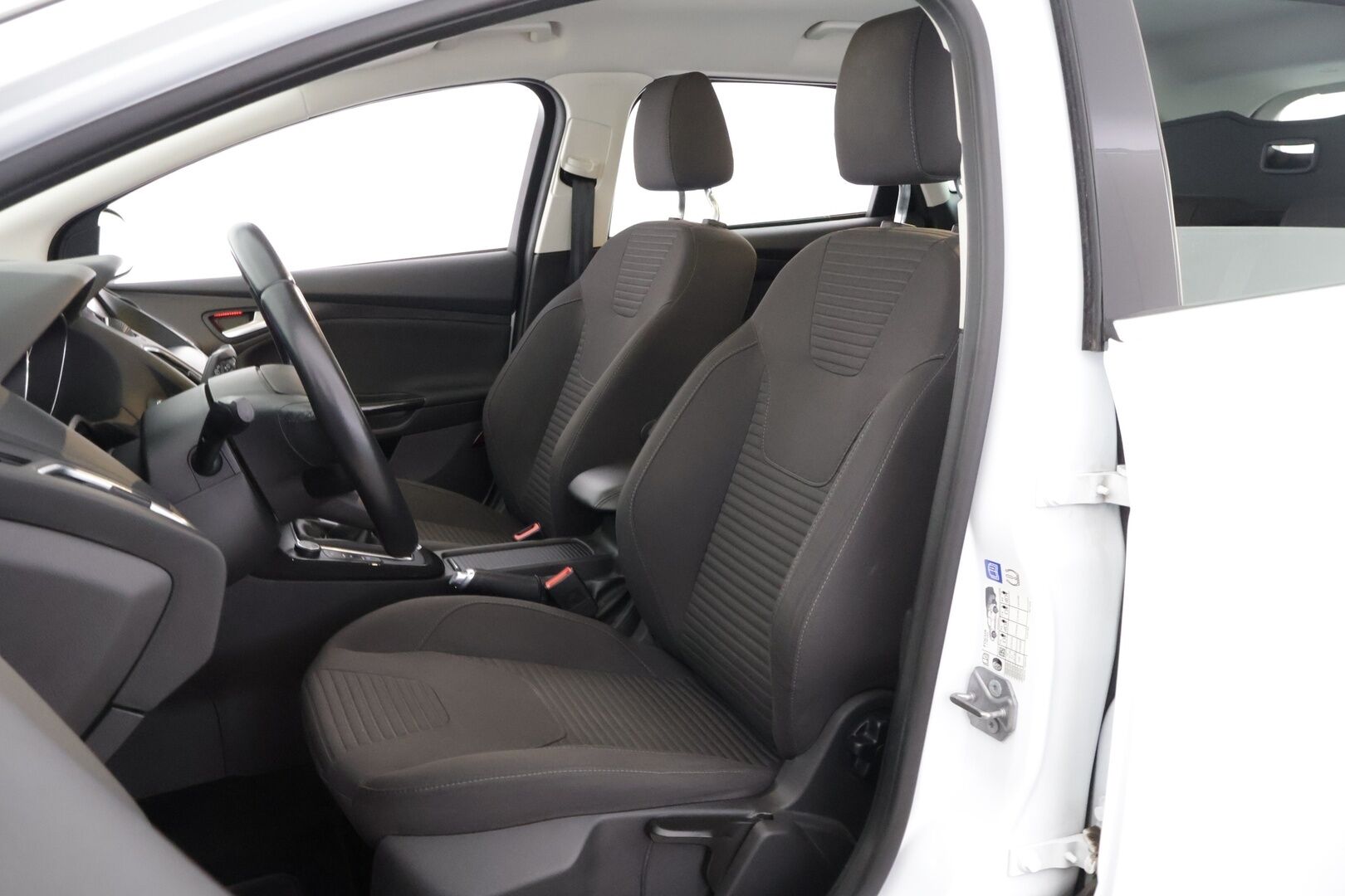 Ford Focus 2015 1,0 EcoBoost 125 hv Start/Stop M6 Titanium Wagon * Webasto / Tutkat / Lämmitettävä lasi / Xenon / Park assist * - * Suomi-auto / Kahdet renkaat / Merkkihuollot *