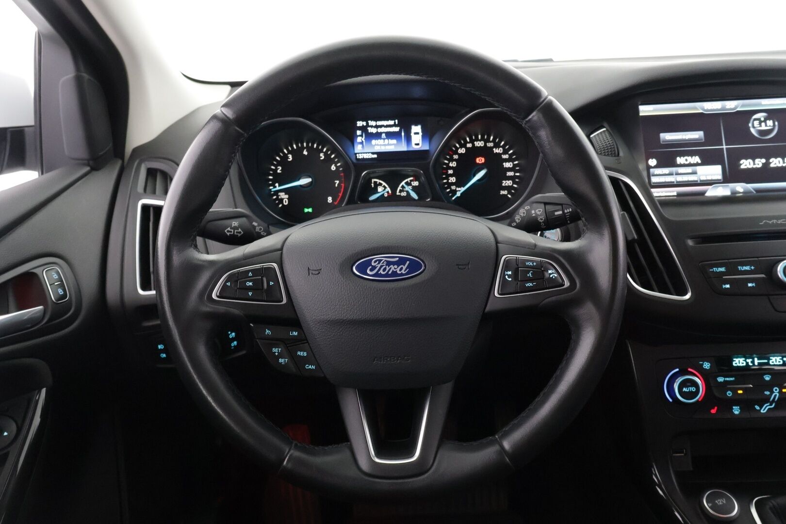 Ford Focus 2015 1,0 EcoBoost 125 hv Start/Stop M6 Titanium Wagon * Webasto / Tutkat / Lämmitettävä lasi / Xenon / Park assist * - * Suomi-auto / Kahdet renkaat / Merkkihuollot *