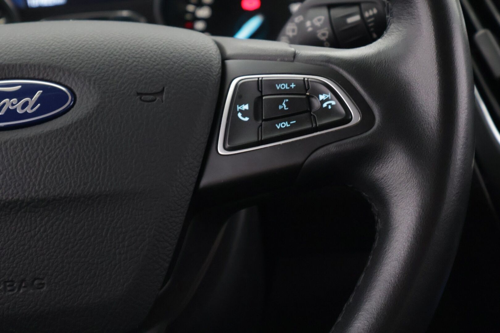 Ford Focus 2015 1,0 EcoBoost 125 hv Start/Stop M6 Titanium Wagon * Webasto / Tutkat / Lämmitettävä lasi / Xenon / Park assist * - * Suomi-auto / Kahdet renkaat / Merkkihuollot *