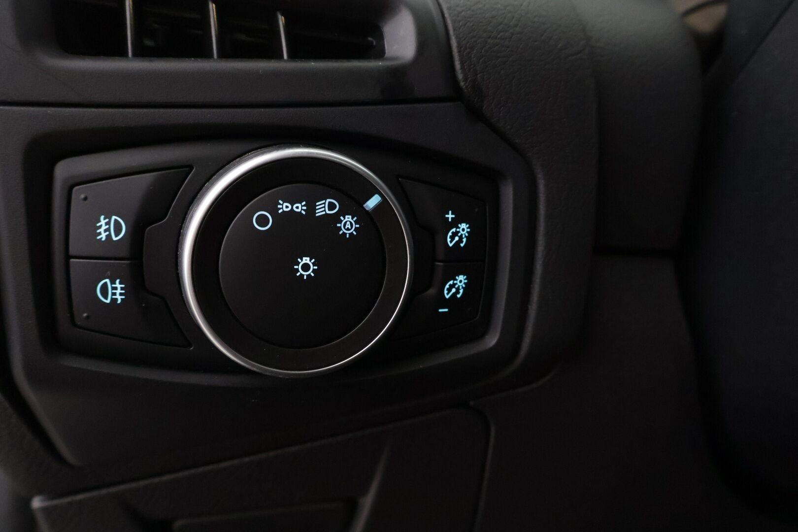 Ford Focus 2015 1,0 EcoBoost 125 hv Start/Stop M6 Titanium Wagon * Webasto / Tutkat / Lämmitettävä lasi / Xenon / Park assist * - * Suomi-auto / Kahdet renkaat / Merkkihuollot *
