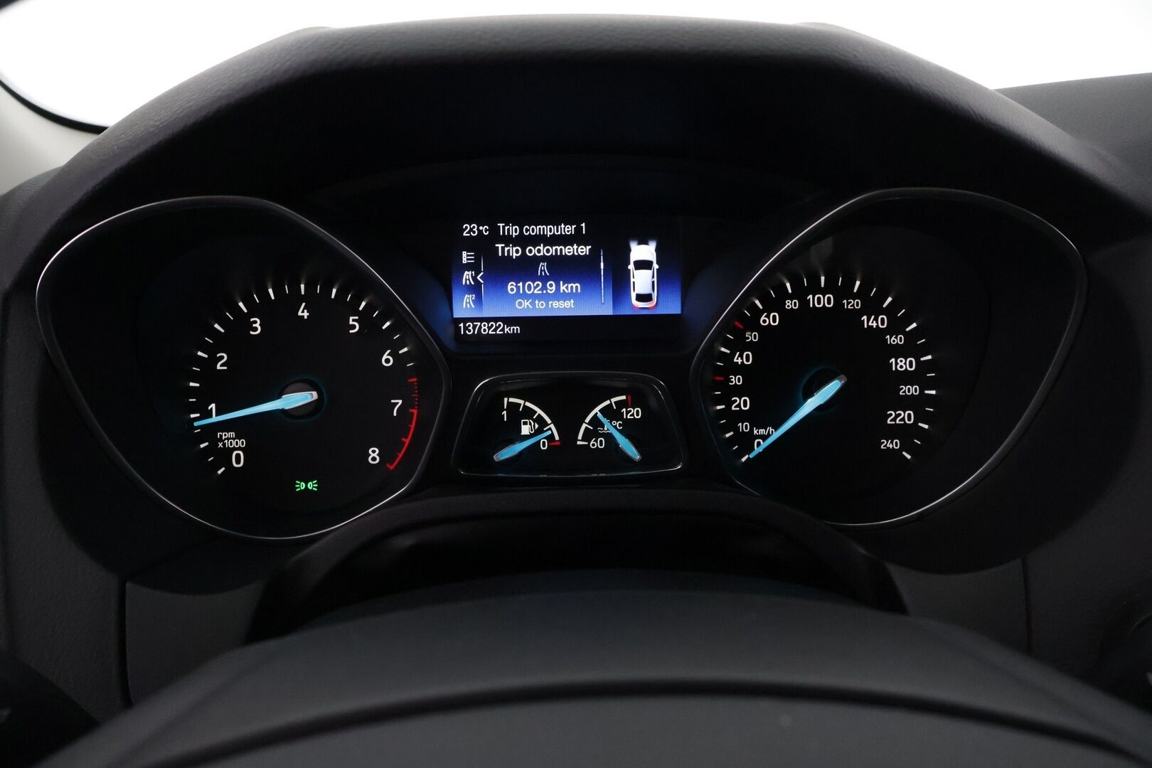 Ford Focus 2015 1,0 EcoBoost 125 hv Start/Stop M6 Titanium Wagon * Webasto / Tutkat / Lämmitettävä lasi / Xenon / Park assist * - * Suomi-auto / Kahdet renkaat / Merkkihuollot *
