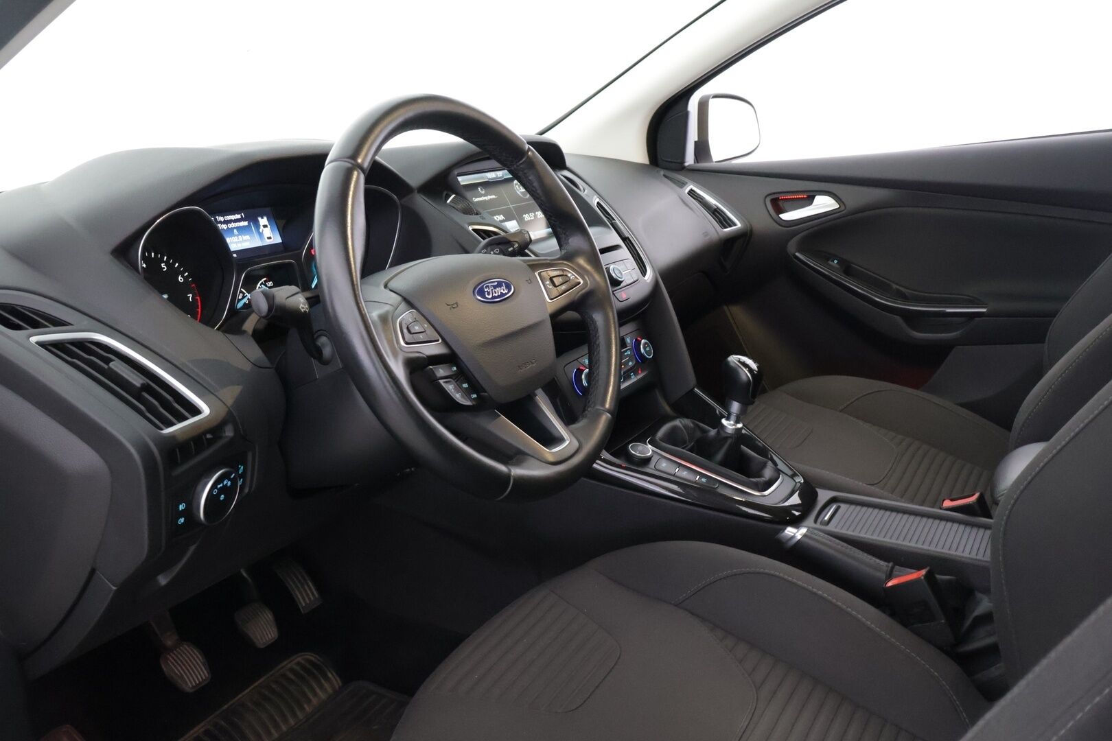 Ford Focus 2015 1,0 EcoBoost 125 hv Start/Stop M6 Titanium Wagon * Webasto / Tutkat / Lämmitettävä lasi / Xenon / Park assist * - * Suomi-auto / Kahdet renkaat / Merkkihuollot *