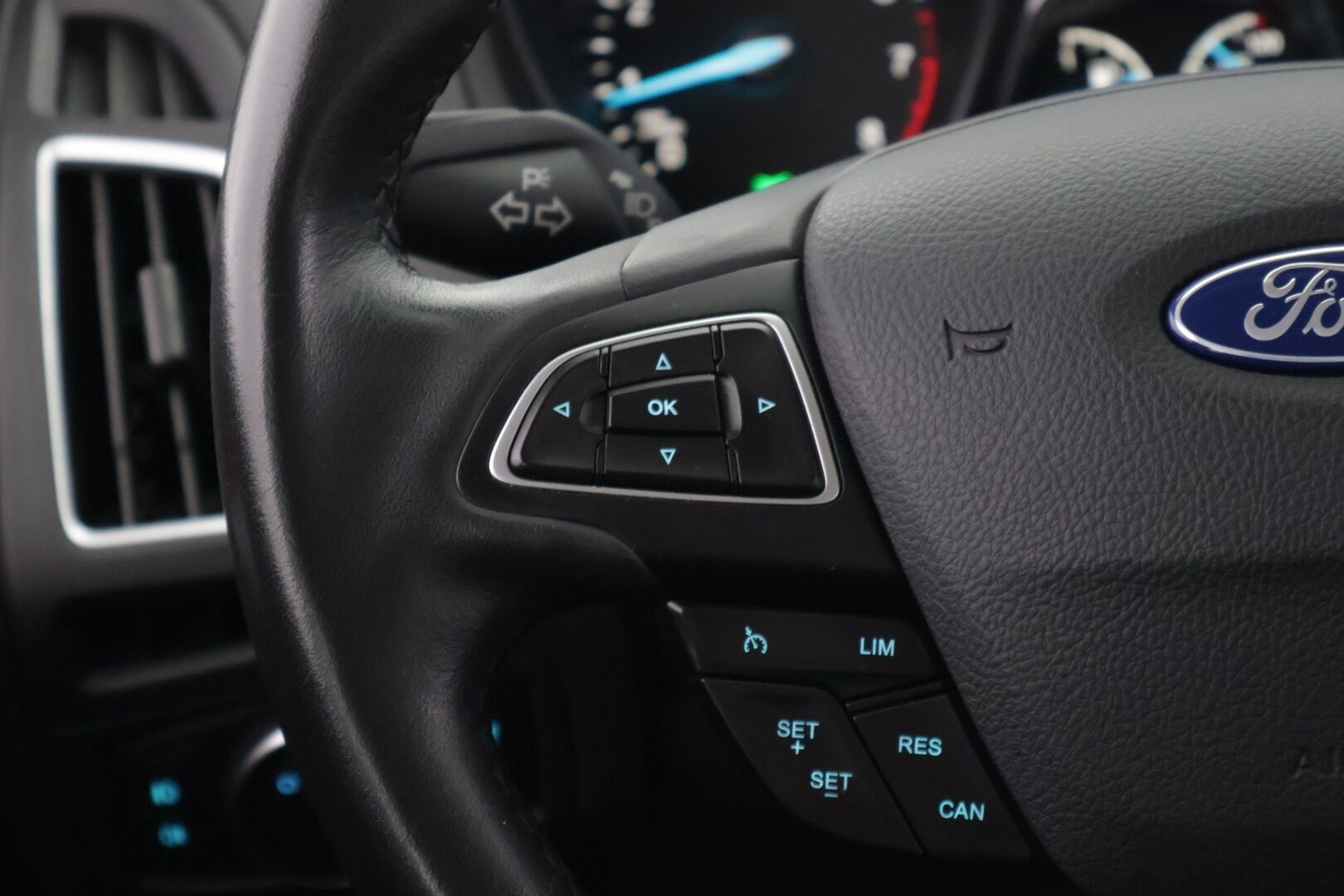 Ford Focus 2015 1,0 EcoBoost 125 hv Start/Stop M6 Titanium Wagon * Webasto / Tutkat / Lämmitettävä lasi / Xenon / Park assist * - * Suomi-auto / Kahdet renkaat / Merkkihuollot *