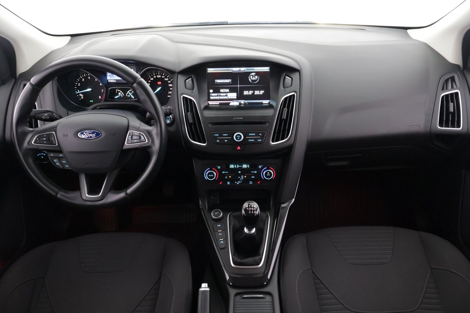 Ford Focus 2015 1,0 EcoBoost 125 hv Start/Stop M6 Titanium Wagon * Webasto / Tutkat / Lämmitettävä lasi / Xenon / Park assist * - * Suomi-auto / Kahdet renkaat / Merkkihuollot *
