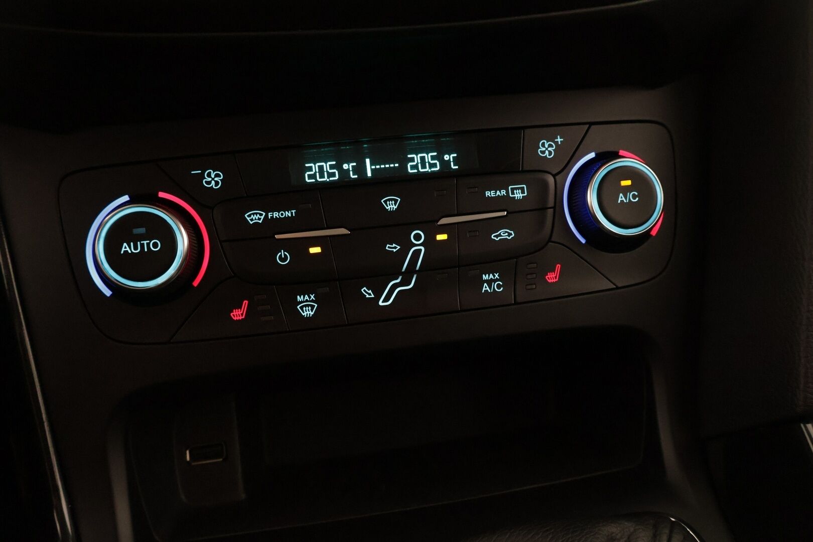 Ford Focus 2015 1,0 EcoBoost 125 hv Start/Stop M6 Titanium Wagon * Webasto / Tutkat / Lämmitettävä lasi / Xenon / Park assist * - * Suomi-auto / Kahdet renkaat / Merkkihuollot *
