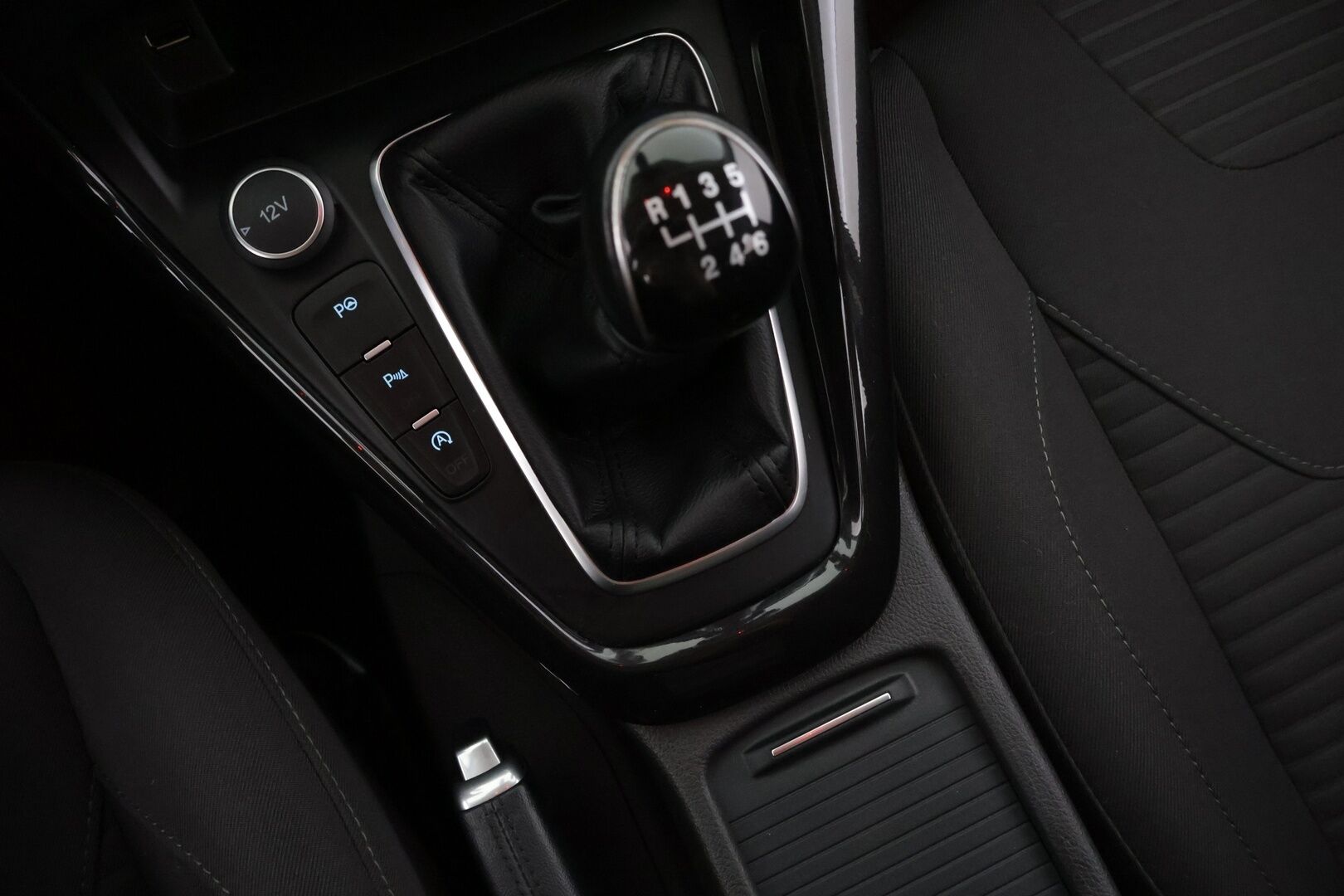 Ford Focus 2015 1,0 EcoBoost 125 hv Start/Stop M6 Titanium Wagon * Webasto / Tutkat / Lämmitettävä lasi / Xenon / Park assist * - * Suomi-auto / Kahdet renkaat / Merkkihuollot *