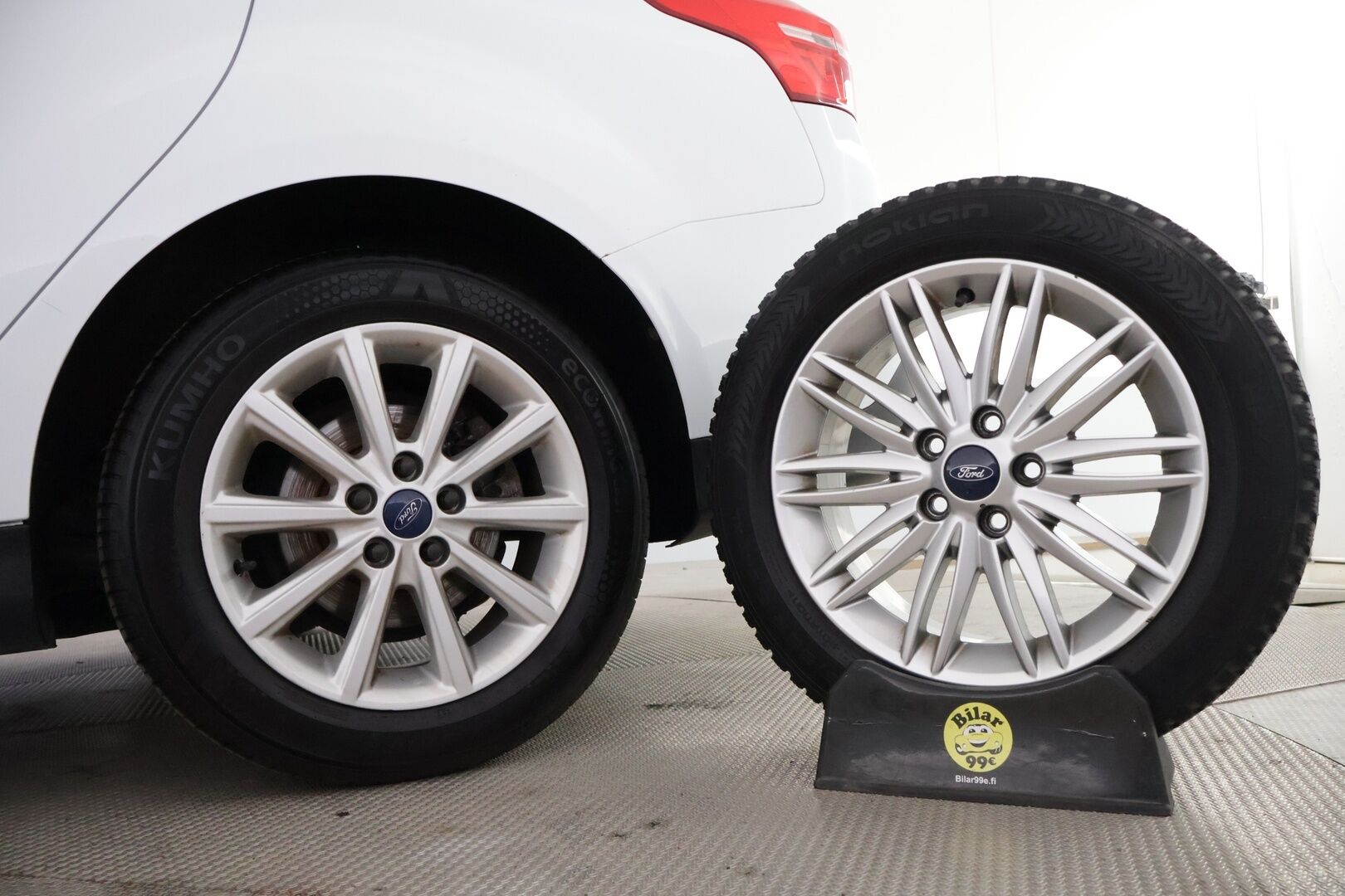 Ford Focus 2015 1,0 EcoBoost 125 hv Start/Stop M6 Titanium Wagon * Webasto / Tutkat / Lämmitettävä lasi / Xenon / Park assist * - * Suomi-auto / Kahdet renkaat / Merkkihuollot *