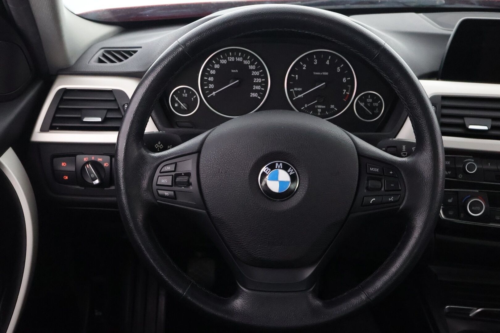 BMW 318 2015 F30 Sedan 318i Business - Suomiauto / Lohko & Sisä / Vakkari / / LED / Tutkat 