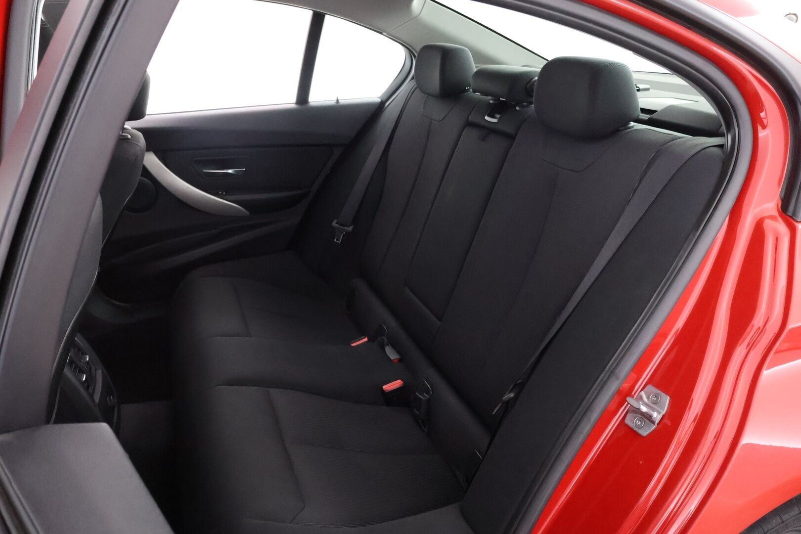 BMW 318 2015 F30 Sedan 318i Business - Suomiauto / Lohko & Sisä / Vakkari / / LED / Tutkat 