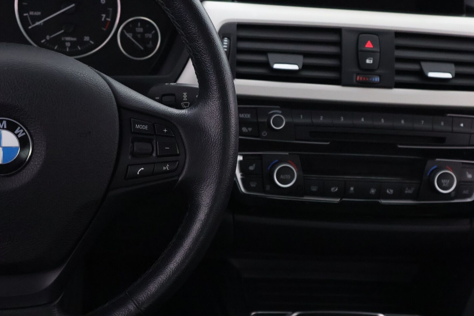 BMW 318 2015 F30 Sedan 318i Business - Suomiauto / Lohko & Sisä / Vakkari / / LED / Tutkat 