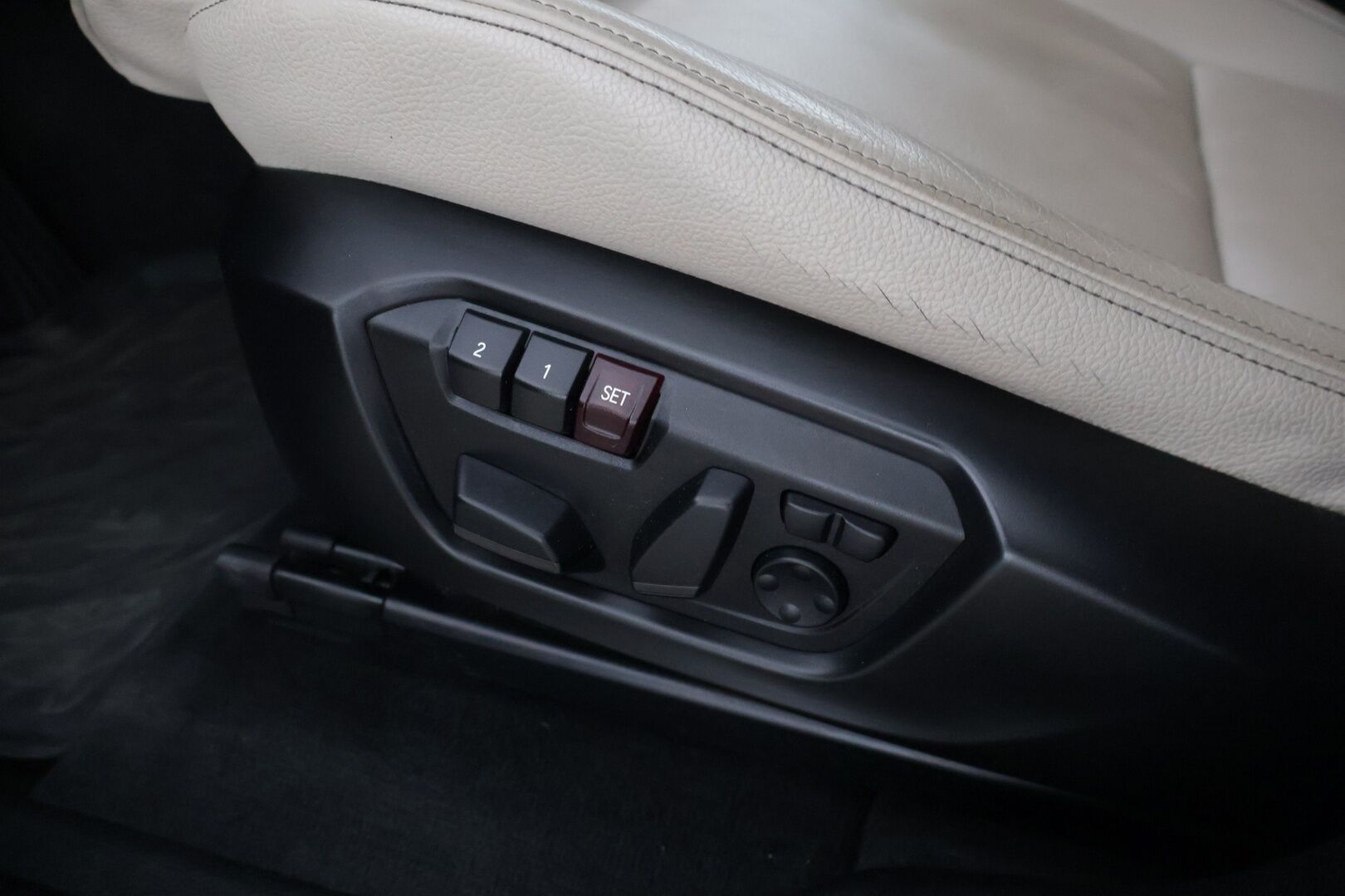 BMW X4 2016 F26 xDrive30d A X Edition * Vetokoukku / Vaaleat sporttinahat / Muistipenkki / H&K / Kattoluukku / P-Kamera / Comfort Access / Adapt.LED / Sähkökontti * - * Tulossa myyntiin! / 2x Renkaat & Vanteet / 2-Omisteinen *