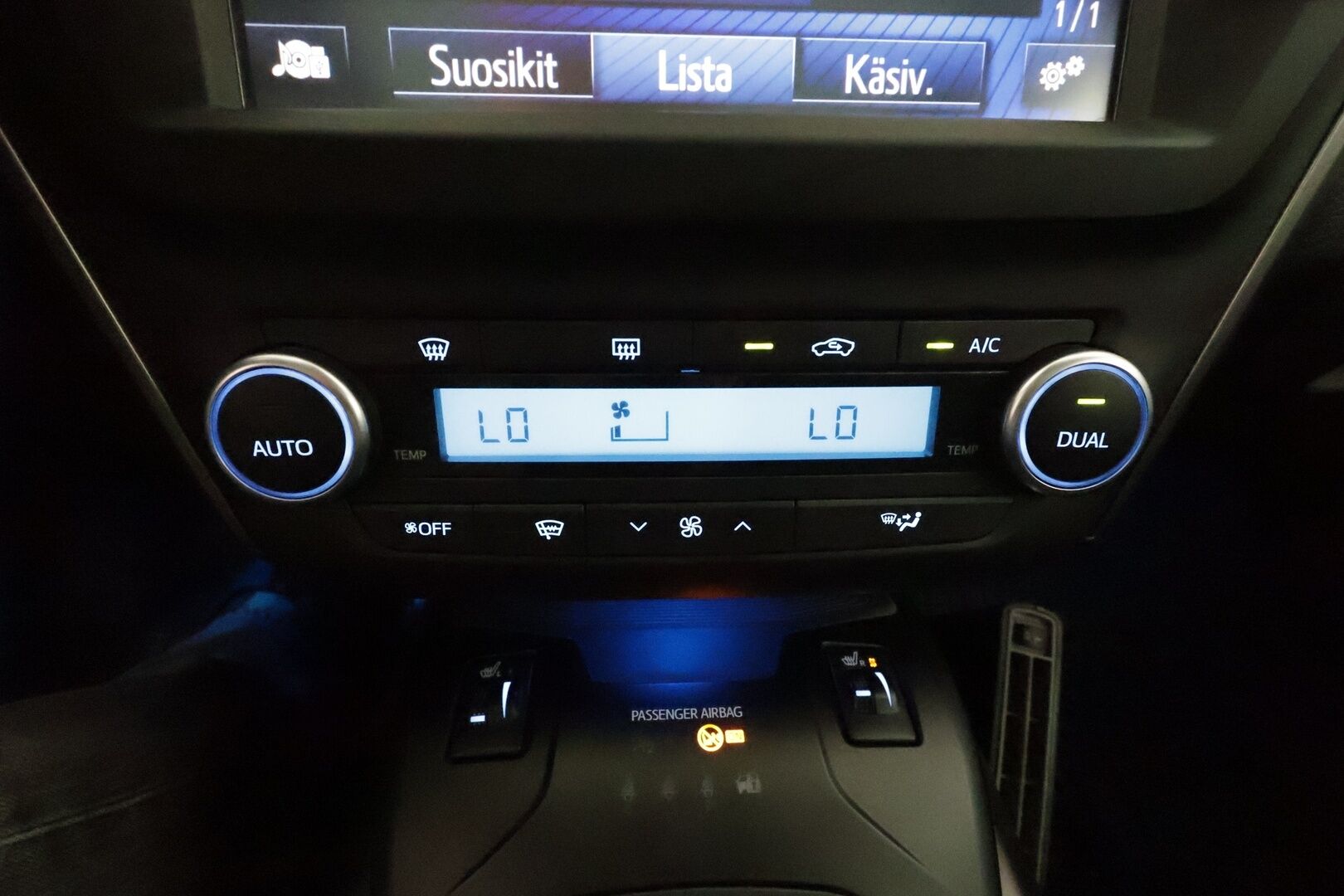 Toyota Avensis 2016 1,8 Valvematic Premium Touring Sports Multidrive S **Vakkari / Panorama / Muistipenkki / Navi / LED / KeylessGo** - Suomi-auto / Kahdet renkaat aluvanteilla / Merkkihuollettu / Koukku / Mustat nahat / Sähköpenkit / Lohkolämmitin 