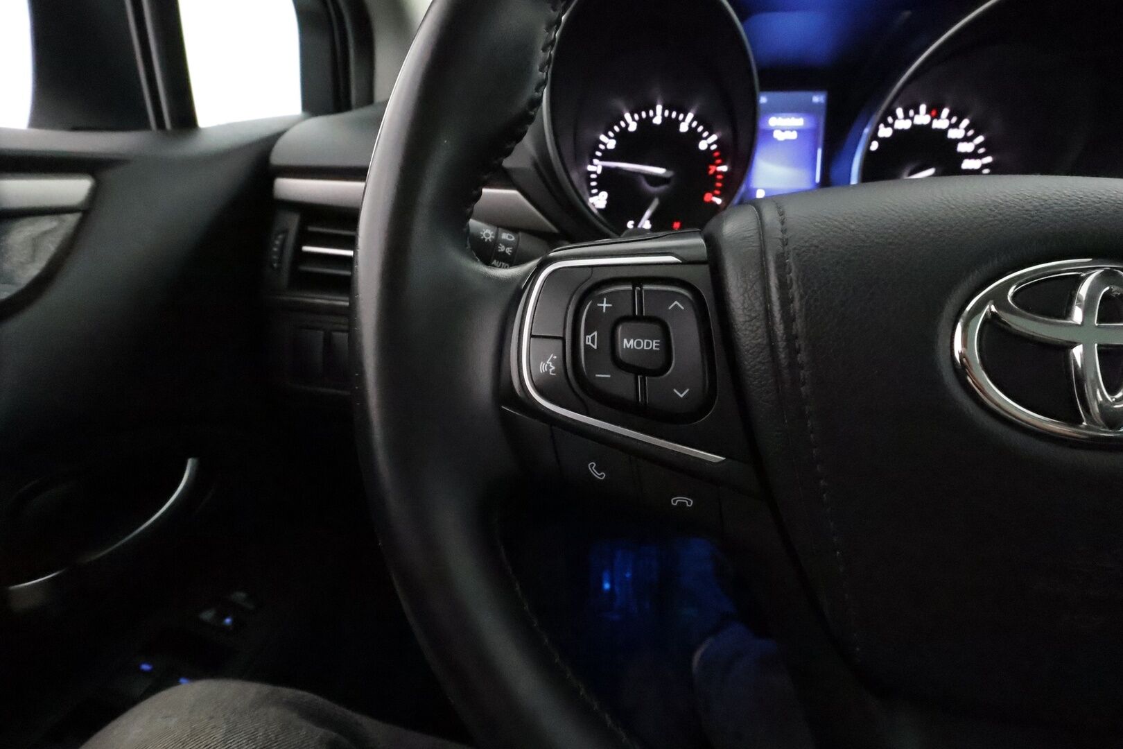 Toyota Avensis 2016 1,8 Valvematic Premium Touring Sports Multidrive S **Vakkari / Panorama / Muistipenkki / Navi / LED / KeylessGo** - Suomi-auto / Kahdet renkaat aluvanteilla / Merkkihuollettu / Koukku / Mustat nahat / Sähköpenkit / Lohkolämmitin 