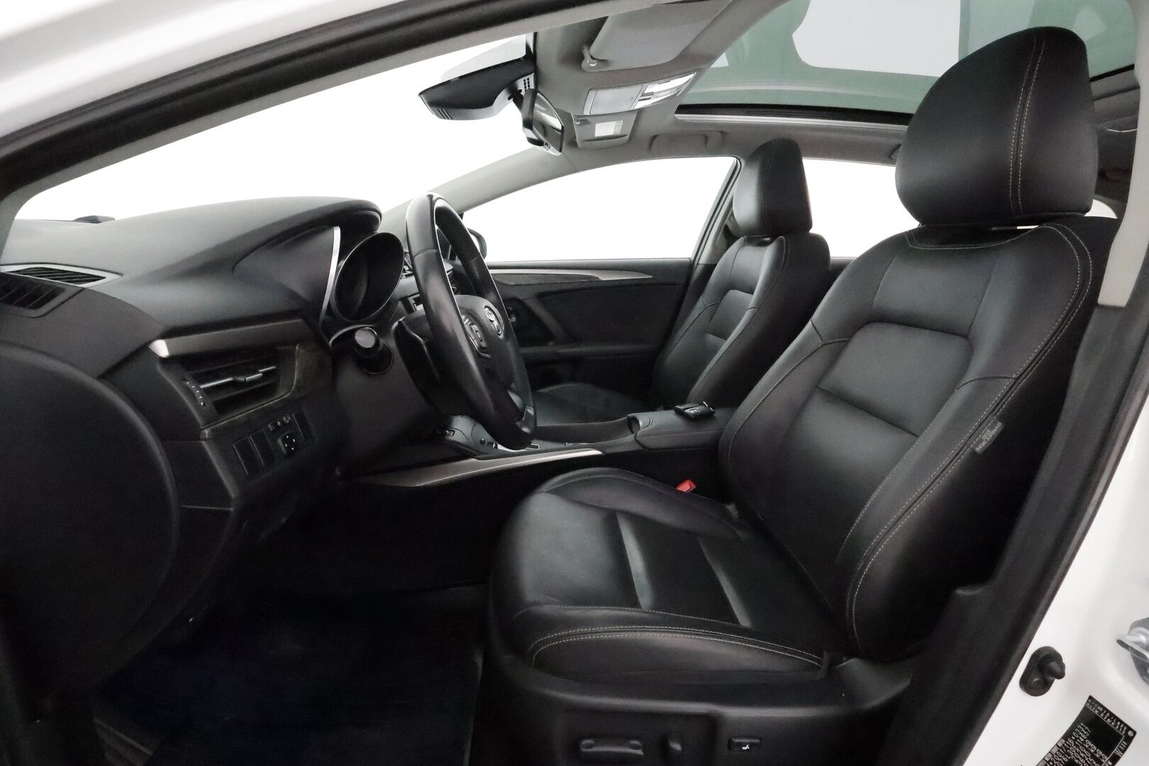 Toyota Avensis 2016 1,8 Valvematic Premium Touring Sports Multidrive S **Vakkari / Panorama / Muistipenkki / Navi / LED / KeylessGo** - Suomi-auto / Kahdet renkaat aluvanteilla / Merkkihuollettu / Koukku / Mustat nahat / Sähköpenkit / Lohkolämmitin 
